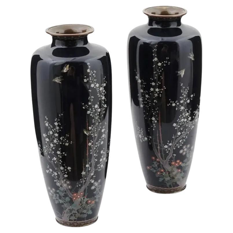 Großes Paar japanischer Cloisonné-Emaille-Vasen mit Vögeln, die über Kirschblüten fliegen im Angebot