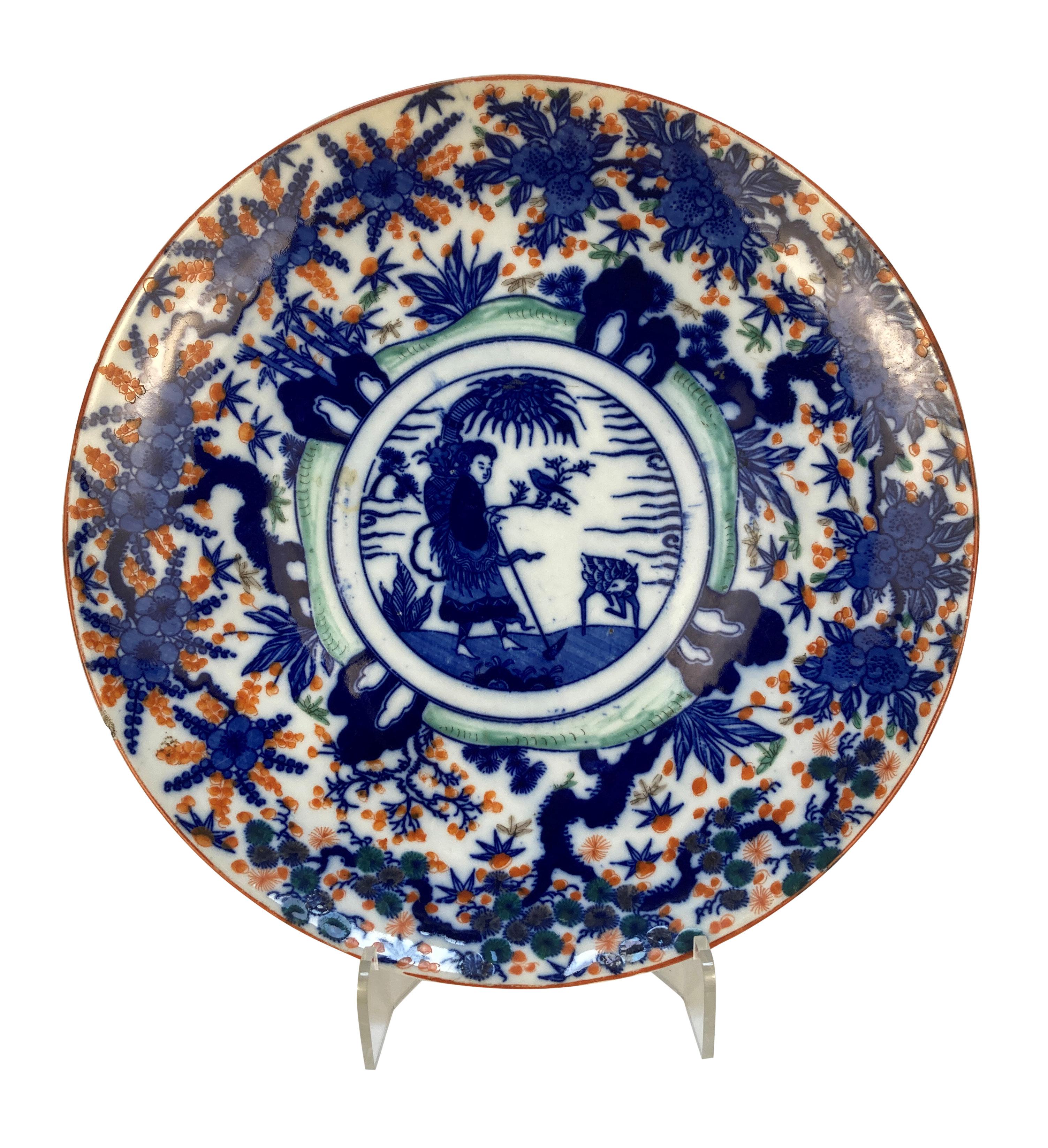 Paire de grandes assiettes décoratives en porcelaine japonaise peintes à la main, en excellent état.