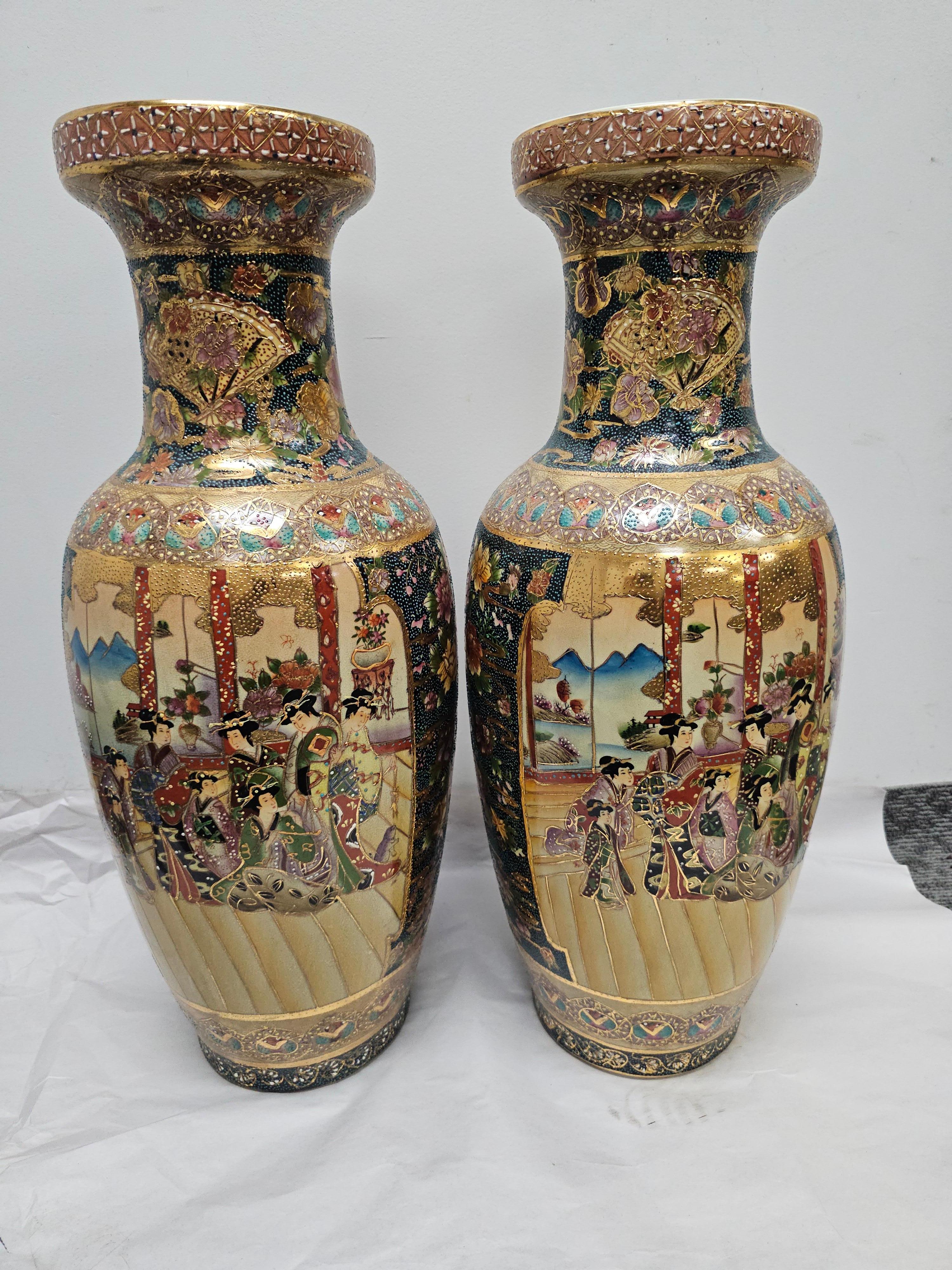 Una coppia di grandi porcellane Satsuma da 24 pollici che porteranno una sensazione di stupore nella tua casa.
GLASSATO CON SATSUMA GIAPPONESE. Pronto per l'ambiente interno o esterno. Corpo originale disegnato a mano con caratteristiche artistiche