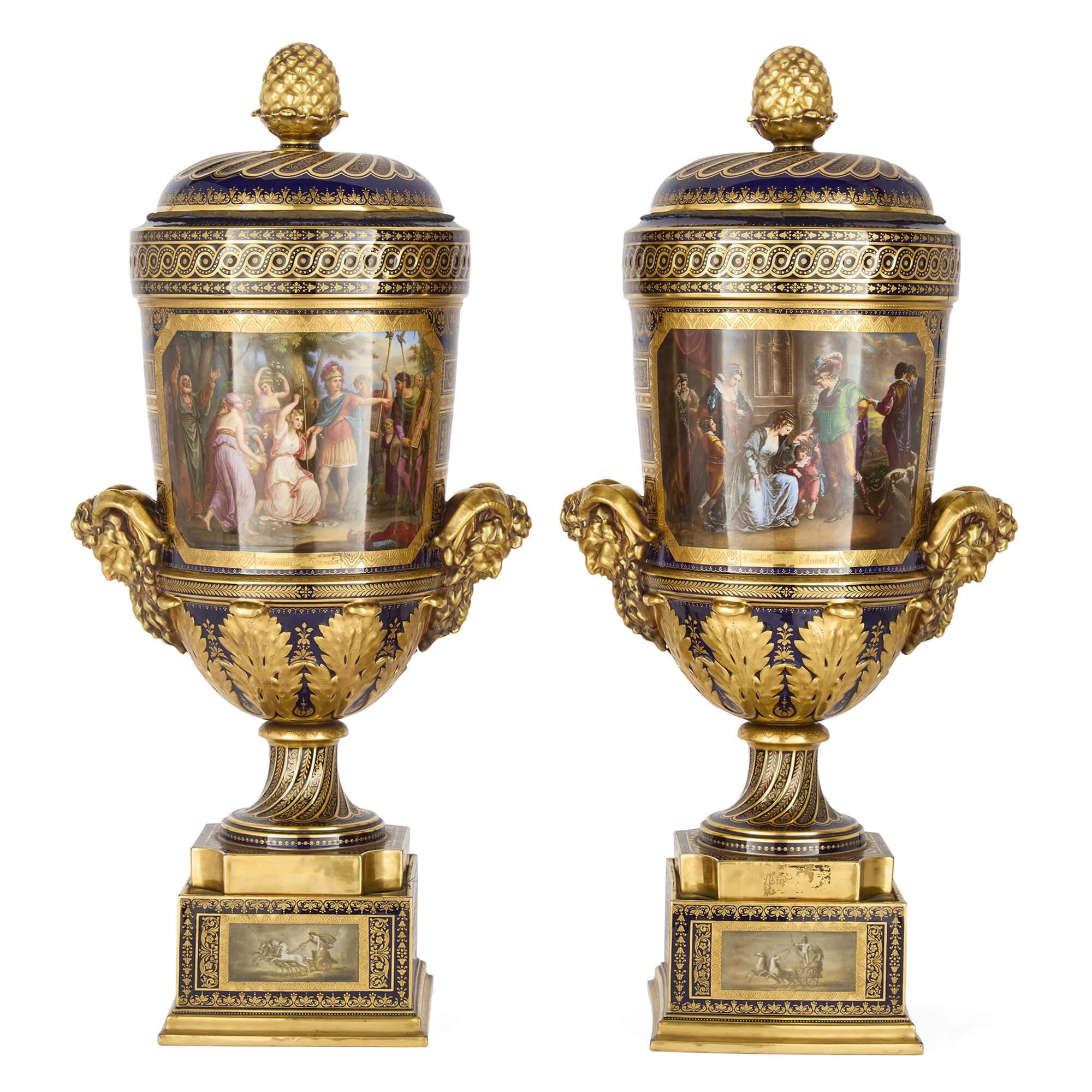 Pareja de grandes jarrones de porcelana pintada en tonos joya de Royal Vienna Porcelain
Austria, finales del siglo XIX
Altura 80 cm, anchura 38 cm, profundidad 27 cm 

Estos exquisitos jarrones de porcelana Royal Vienna Porcelain datan de finales