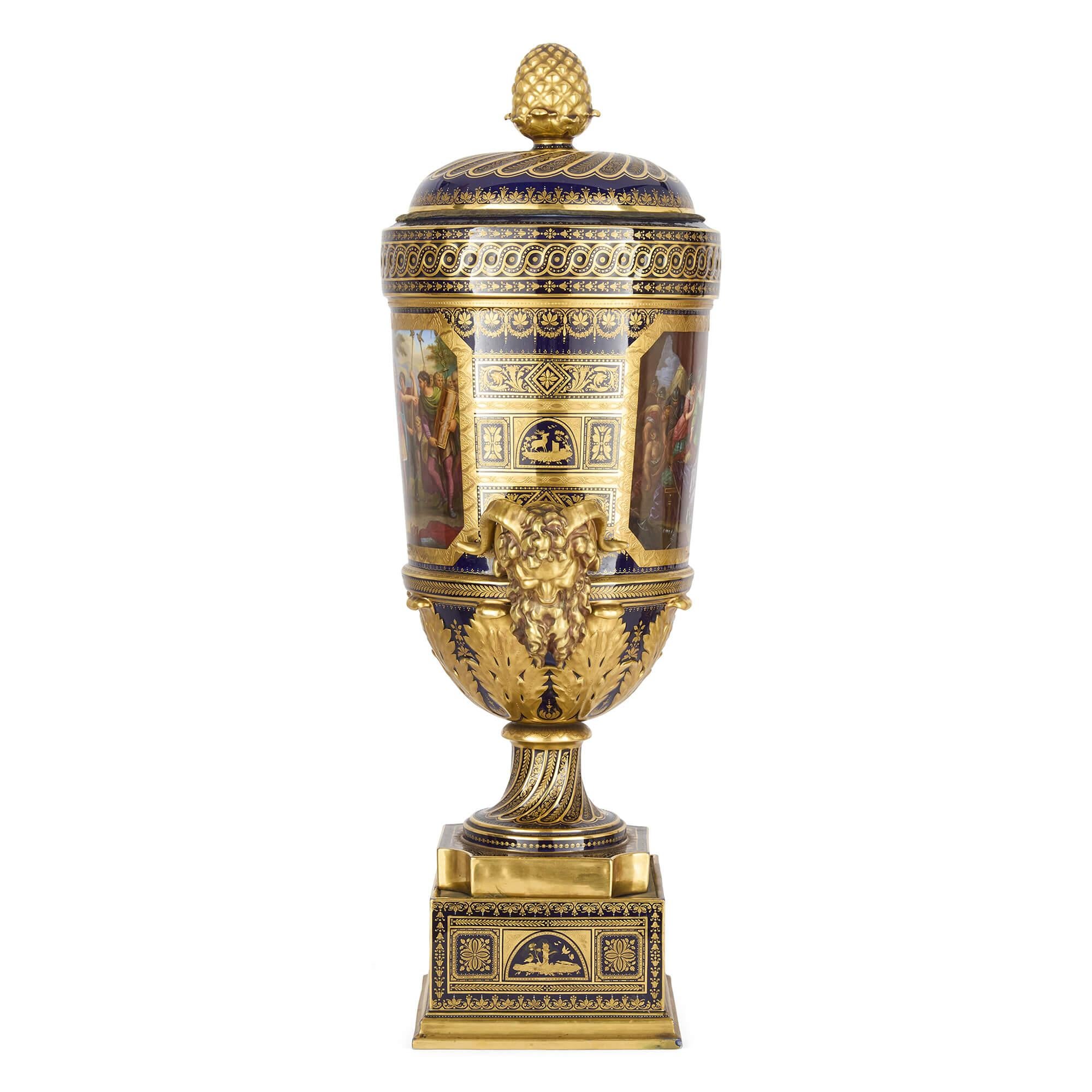 Pareja de grandes jarrones de porcelana pintada en tonos joya de Royal Vienna Porcelain Neoclásico en venta