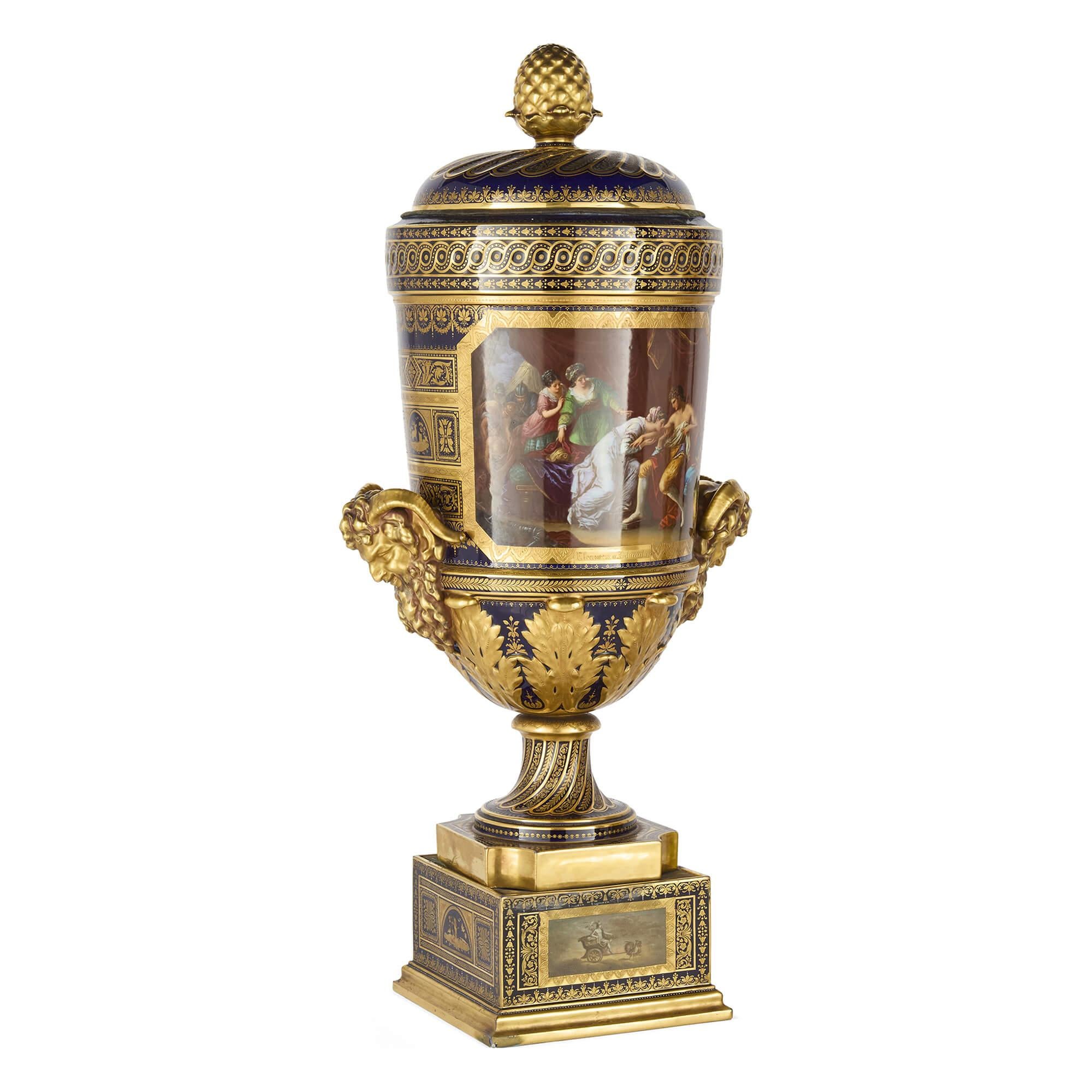 Pareja de grandes jarrones de porcelana pintada en tonos joya de Royal Vienna Porcelain Austríaco en venta