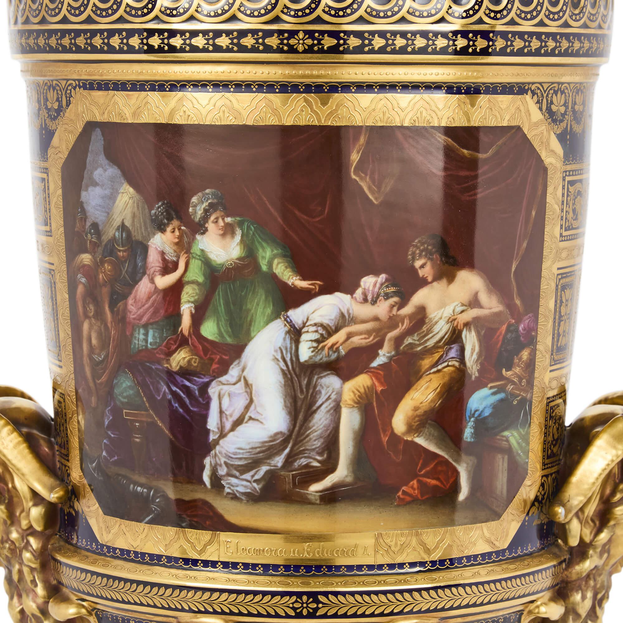 Pareja de grandes jarrones de porcelana pintada en tonos joya de Royal Vienna Porcelain Al fuego en venta