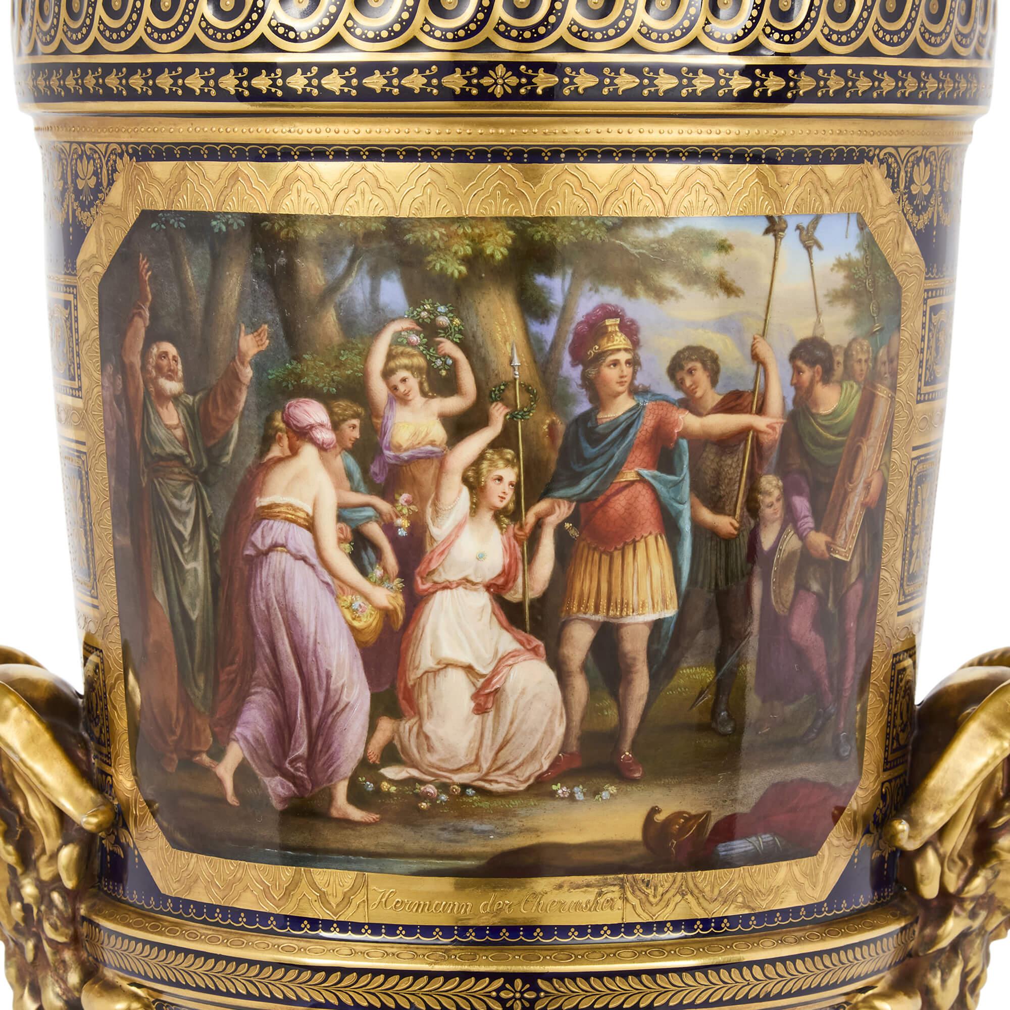 Pareja de grandes jarrones de porcelana pintada en tonos joya de Royal Vienna Porcelain en Bueno estado para la venta en London, GB