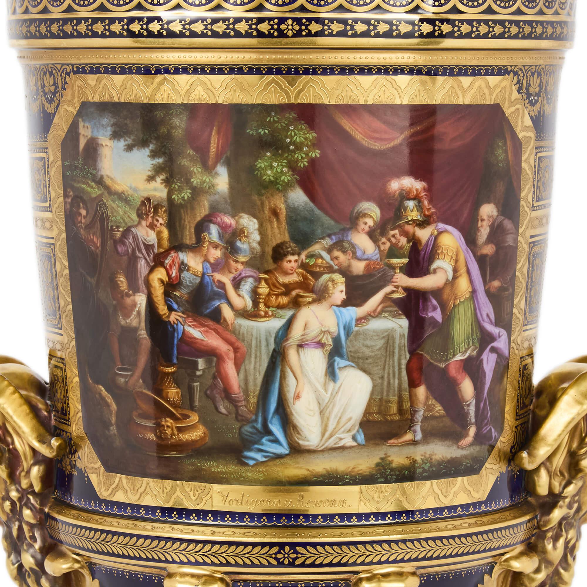 Pareja de grandes jarrones de porcelana pintada en tonos joya de Royal Vienna Porcelain siglo XIX en venta