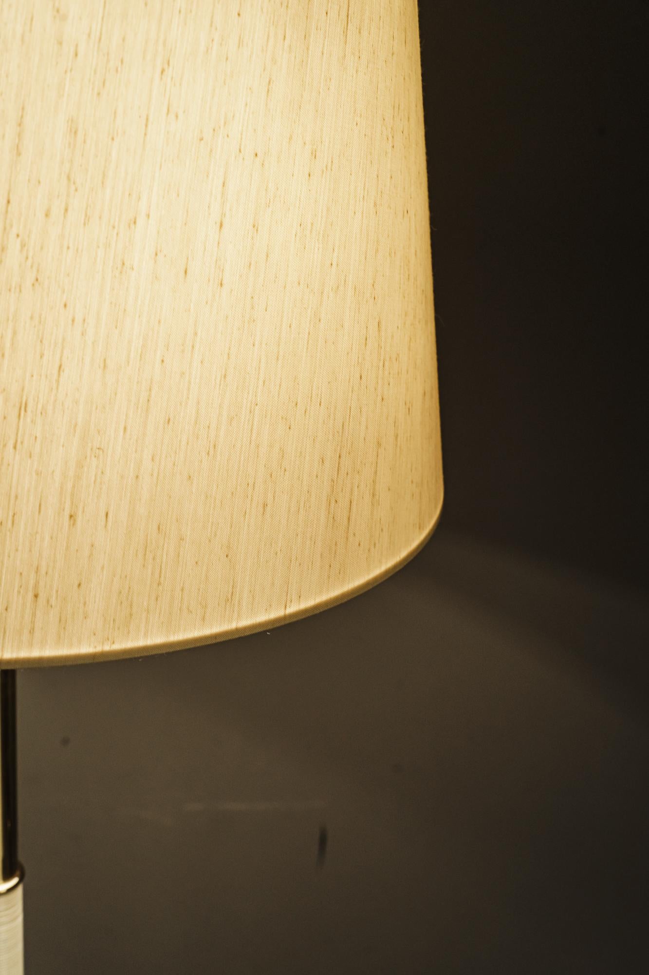 Coppia di grandi J.T. Lampada da terra Kalmar 'Helios' Mod. 2035, ottone 1960 in vendita 9