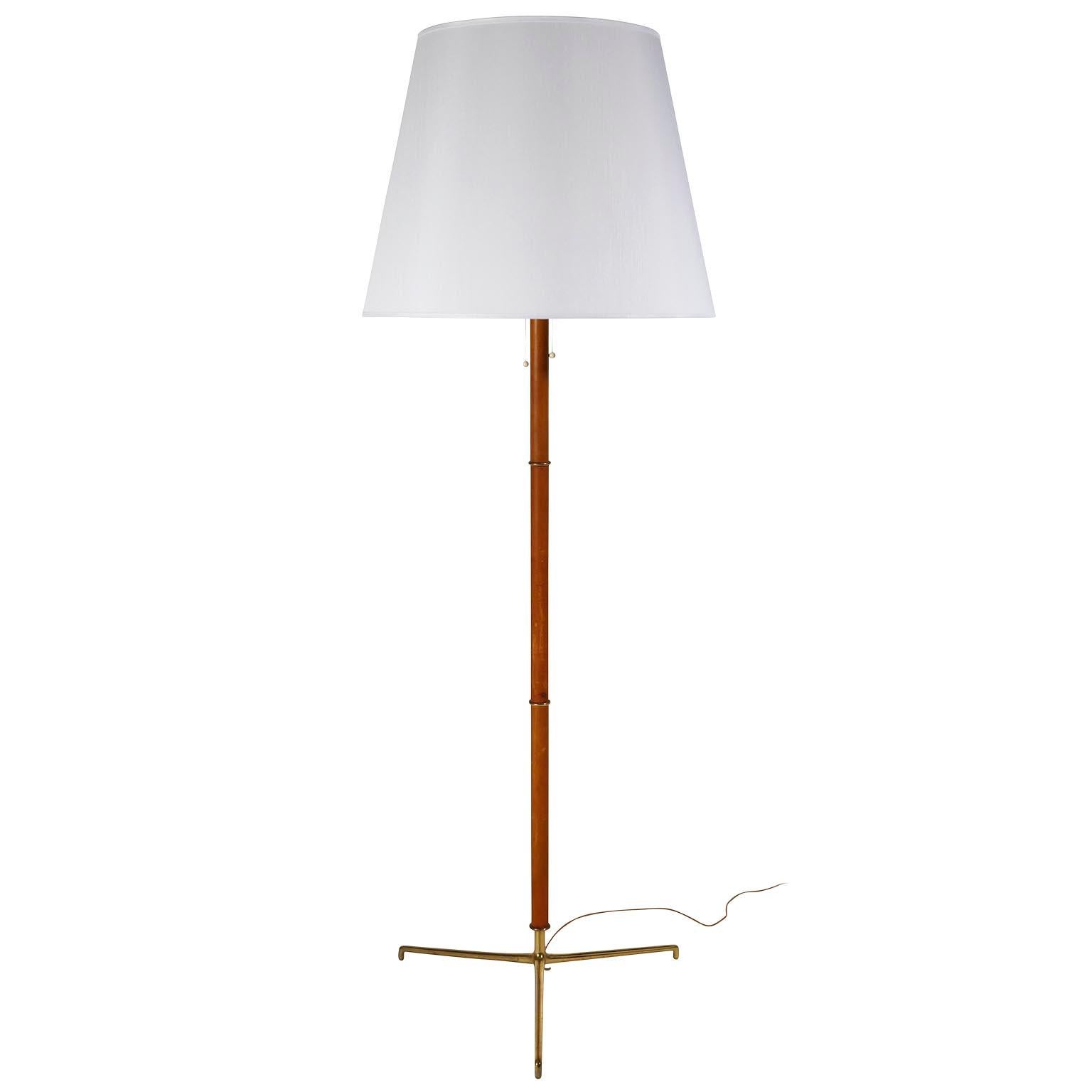 A pair of large brass and leather floor lamps manufactured by J.T. Kalmar in midcentury, circa 1960.
The lamp is a variant of floor lamp model 'Helios' no. 2035 and model 'Bambo' no. 2011. The lights are documented in the Kalmar catalogue from the