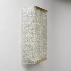 Coppia di grandi J.T. Kalmar Wall Lights, 1960 circa, vetro testurizzato, ottone abd