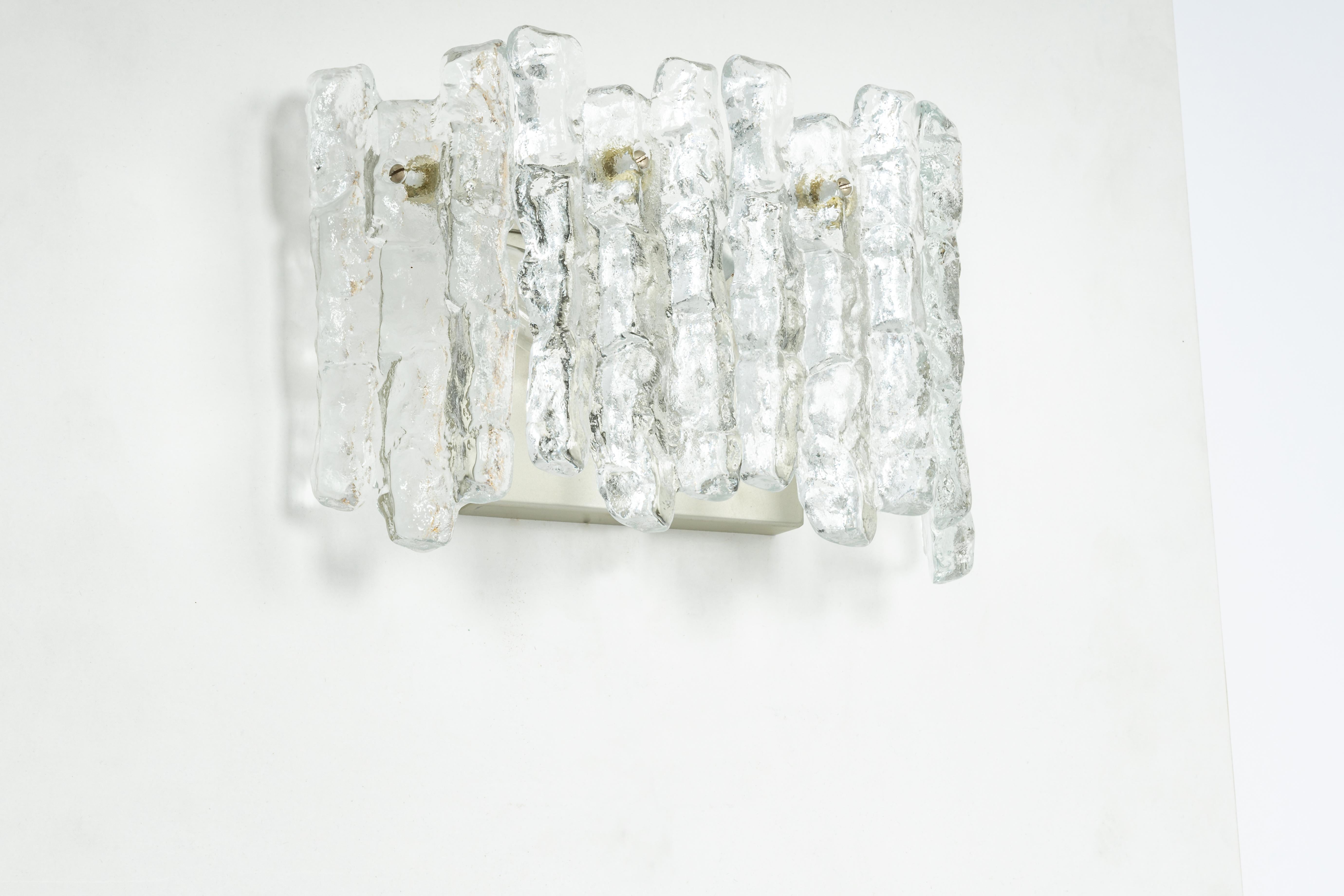 Fantastisches Paar Wandleuchter aus der Mitte des Jahrhunderts mit vier Murano-Eisgläsern, hergestellt von Kalmar, Österreich, ca. 1960-1969.

Jede Leuchte benötigt 2 x E14 kleine Glühbirnen
Glühbirnen sind nicht enthalten. Dieses Gerät kann in