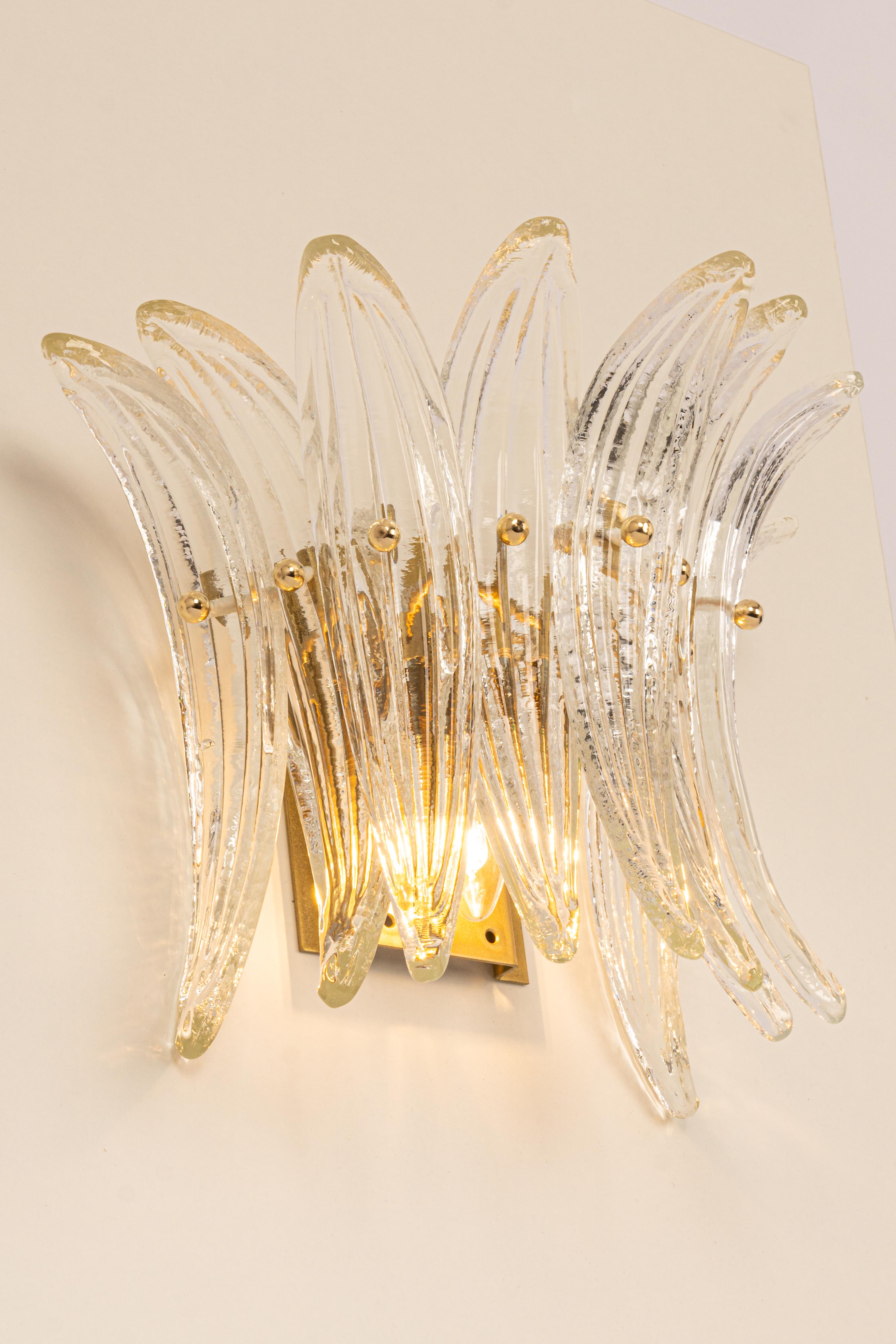 Fantastisches Paar Wandleuchten aus der Mitte des Jahrhunderts mit Murano-Glasstücken in jeder Lampe, hergestellt von Kalmar, Österreich, ca. 1970-1979.
Großartige geometrische Form.
Serie: Palmette

Jede Leuchte benötigt eine kleine E14-Birne.