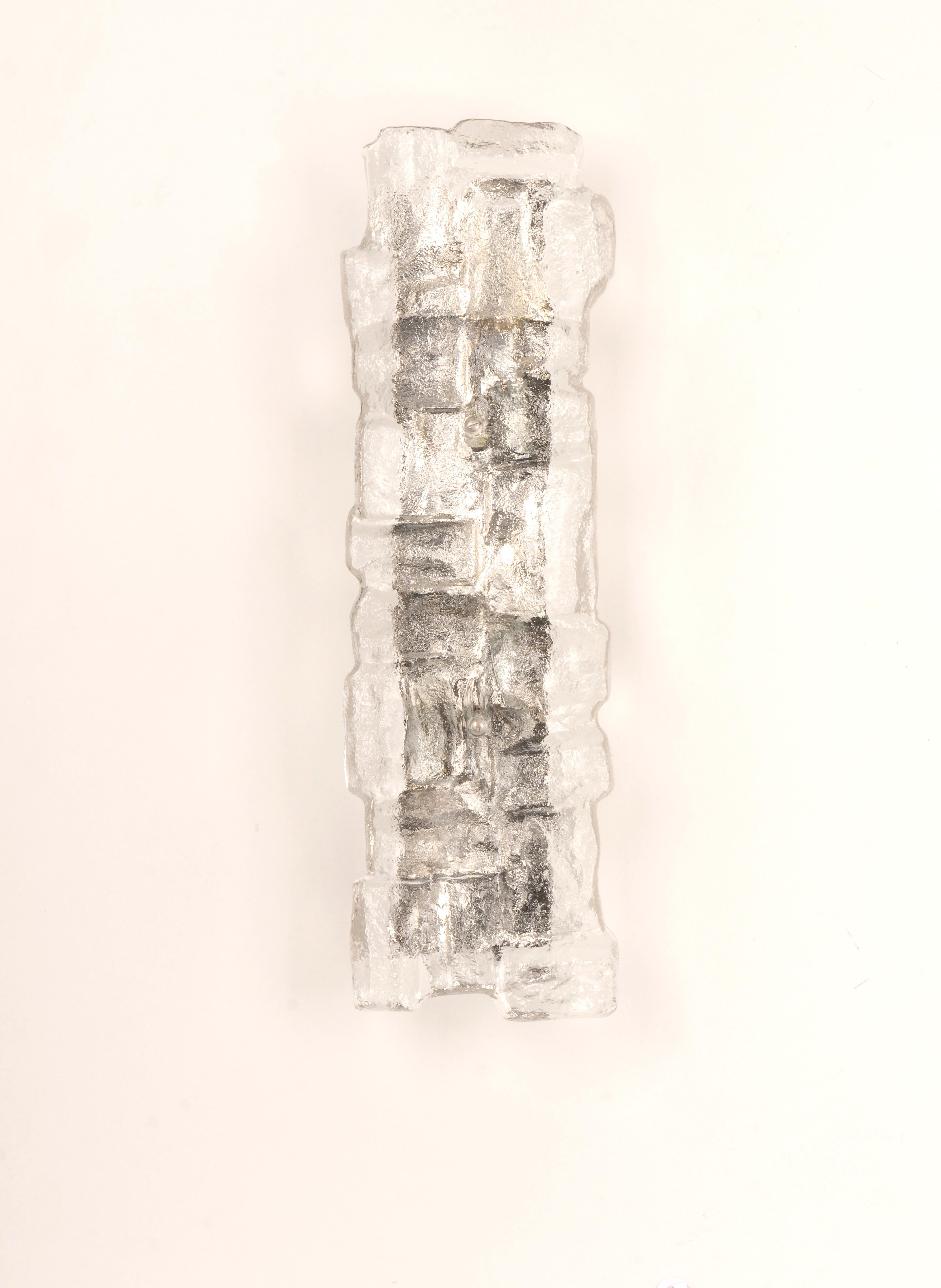 Fantastisches Paar Wandleuchter aus der Mitte des Jahrhunderts mit extragroßen Murano-Glasstücken in jeder Lampe, hergestellt von Kalmar, Österreich, ca. 1960-1969.
Großartige geometrische Form.
Serie: Peru

Jede Leuchte benötigt drei kleine