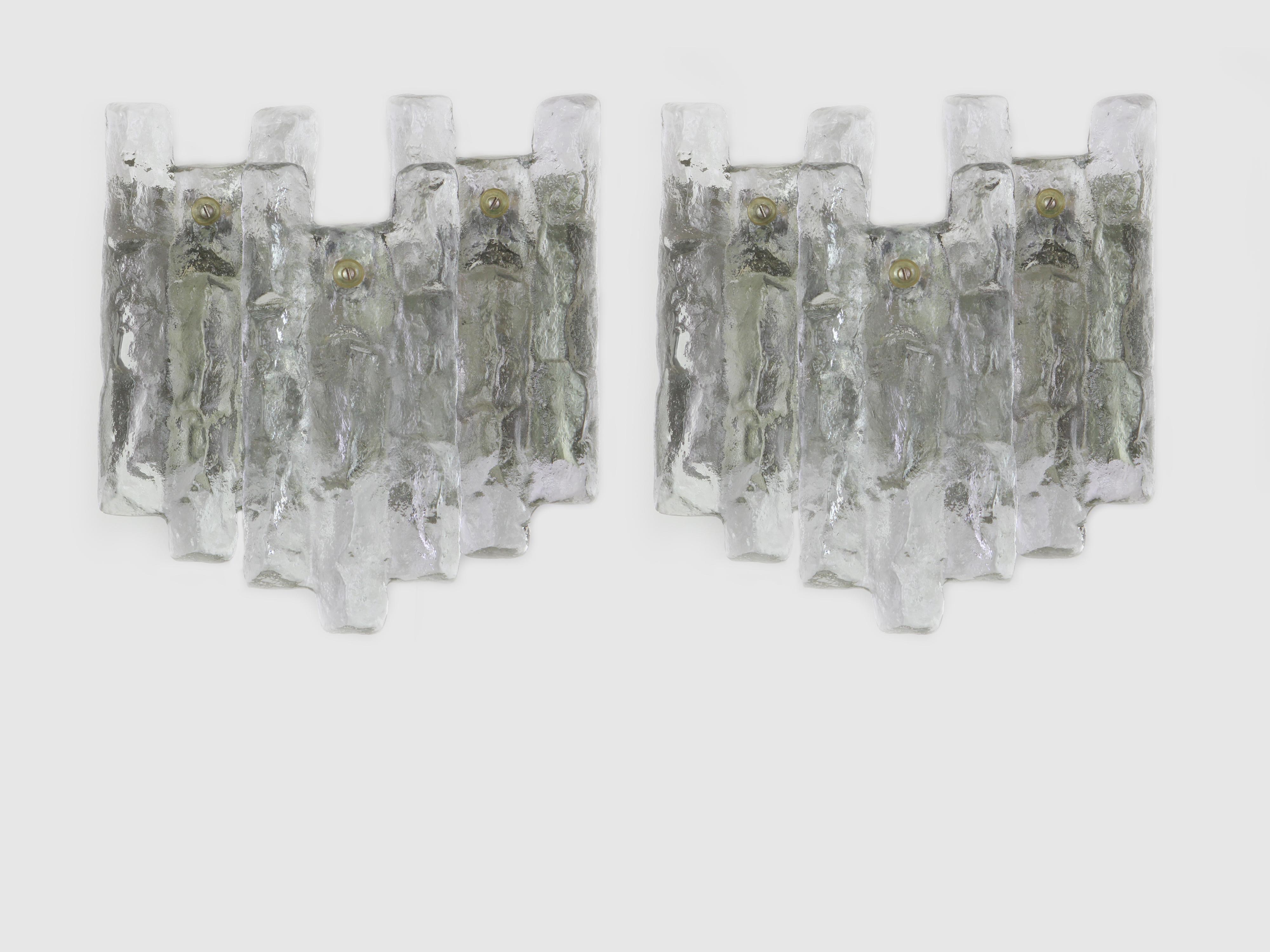 Splendida coppia di appliques della metà del secolo scorso con tre grandi pezzi di vetro di Murano in ogni lampada, prodotte da Kalmar, Austria, circa 1960-1969.

Di alta qualità e in ottime condizioni. Pulito, ben cablato e pronto all'uso.
Ogni