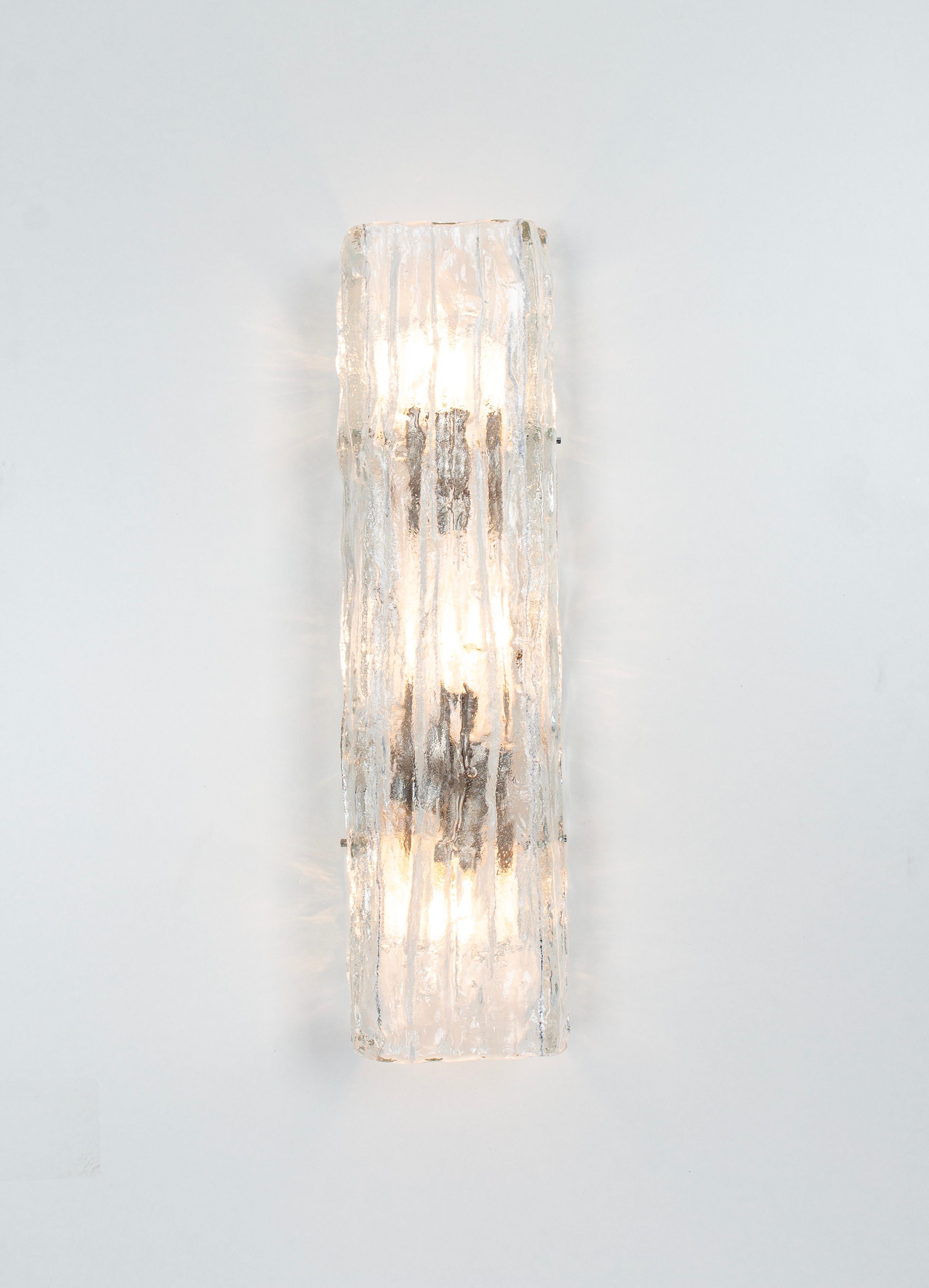 Metà XX secolo Coppia di grandi lampade a parete a forma di sconsiderata Kalmar, Austria, anni '60 in vendita