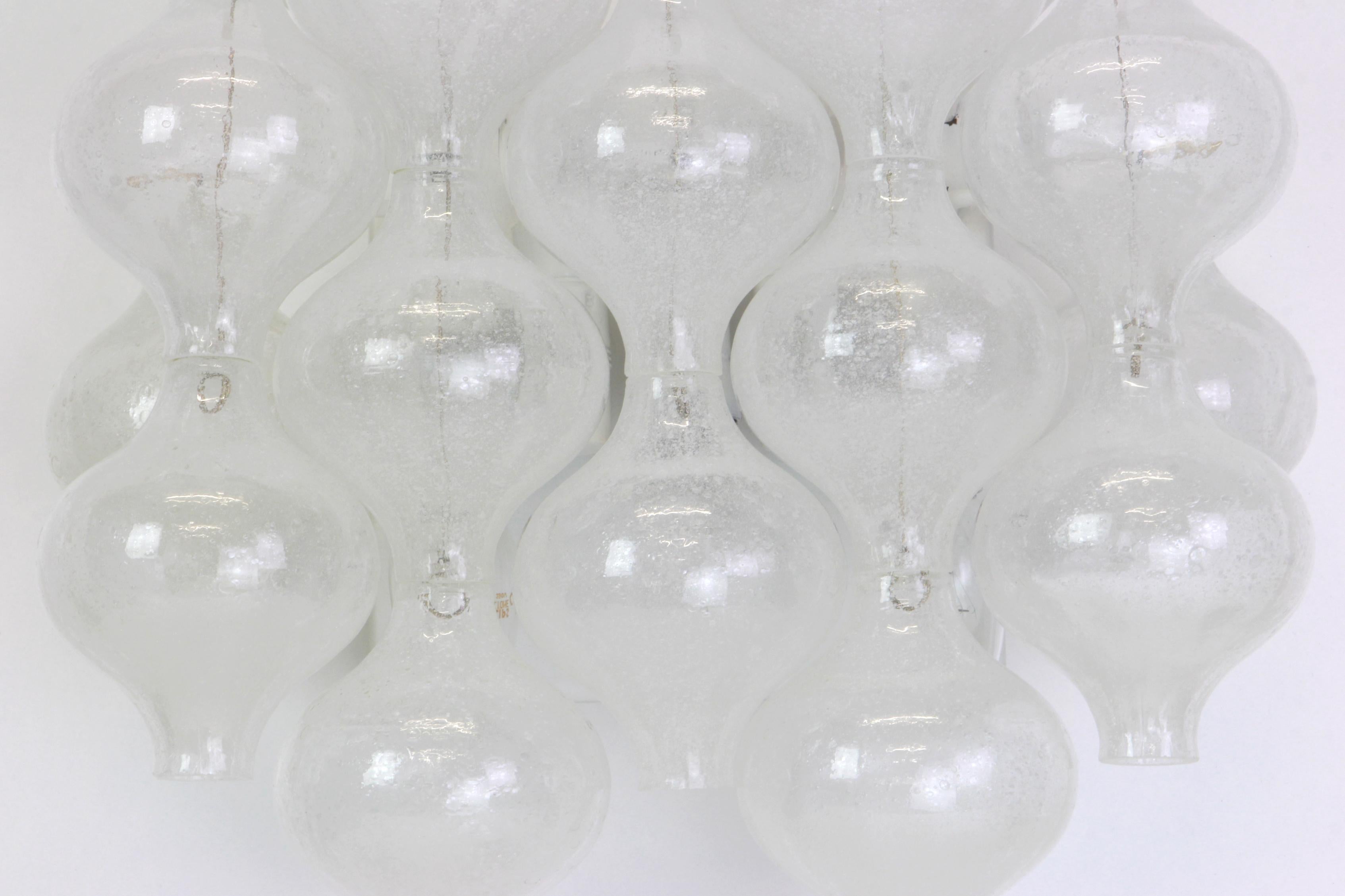 Wunderschönes Paar Wandleuchter aus der Mitte des Jahrhunderts, hergestellt von Kalmar, Österreich, ca. 1970-1979.
Jedes tulpenförmige Glas ist handgefertigt, was jedes Glas zu einem Einzelstück macht. Jede Leuchte besteht aus 14 Glasstücken auf