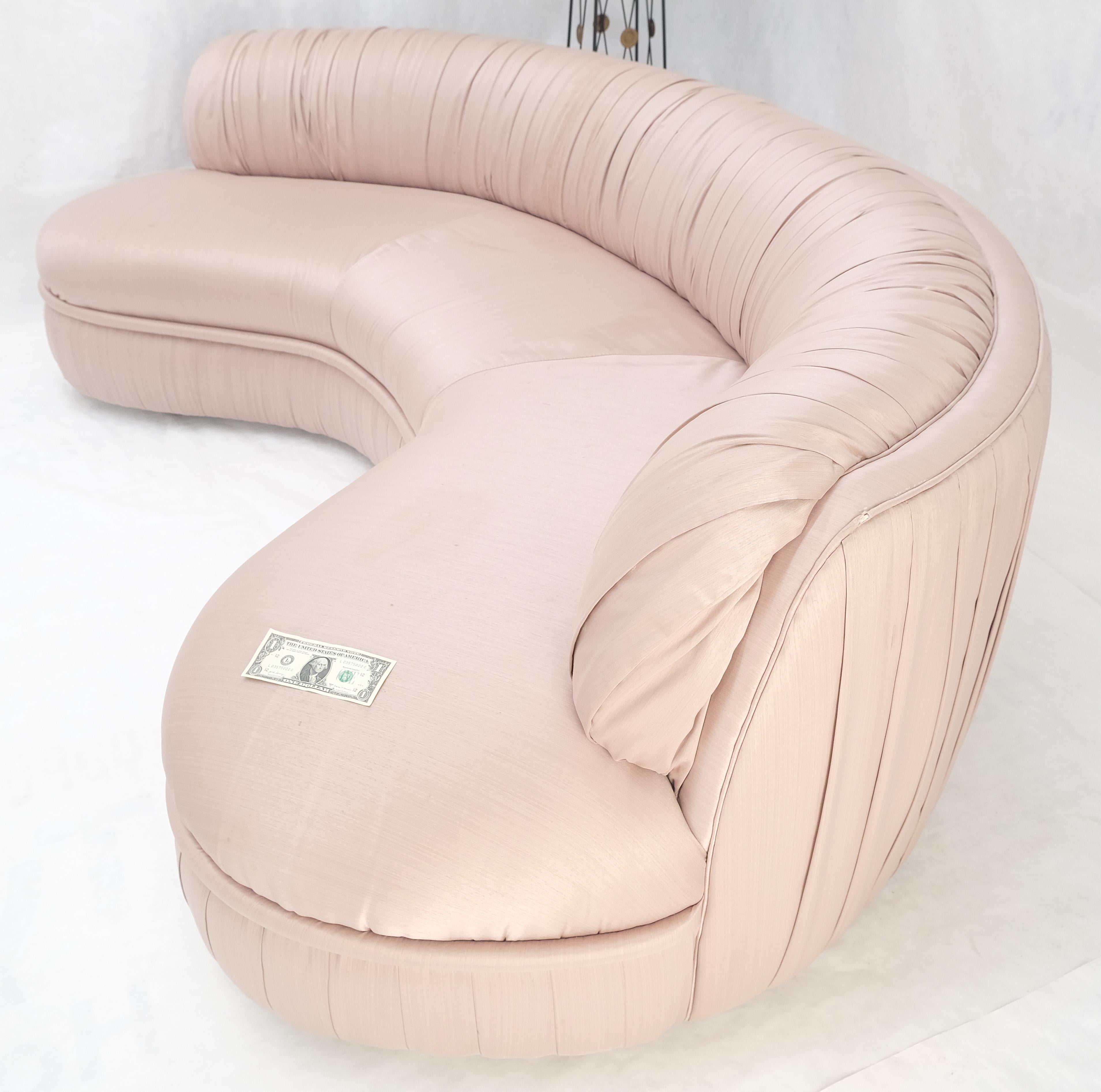 Paire de grands canapés en soie en forme de rein c1970s Custom Design en vente 4