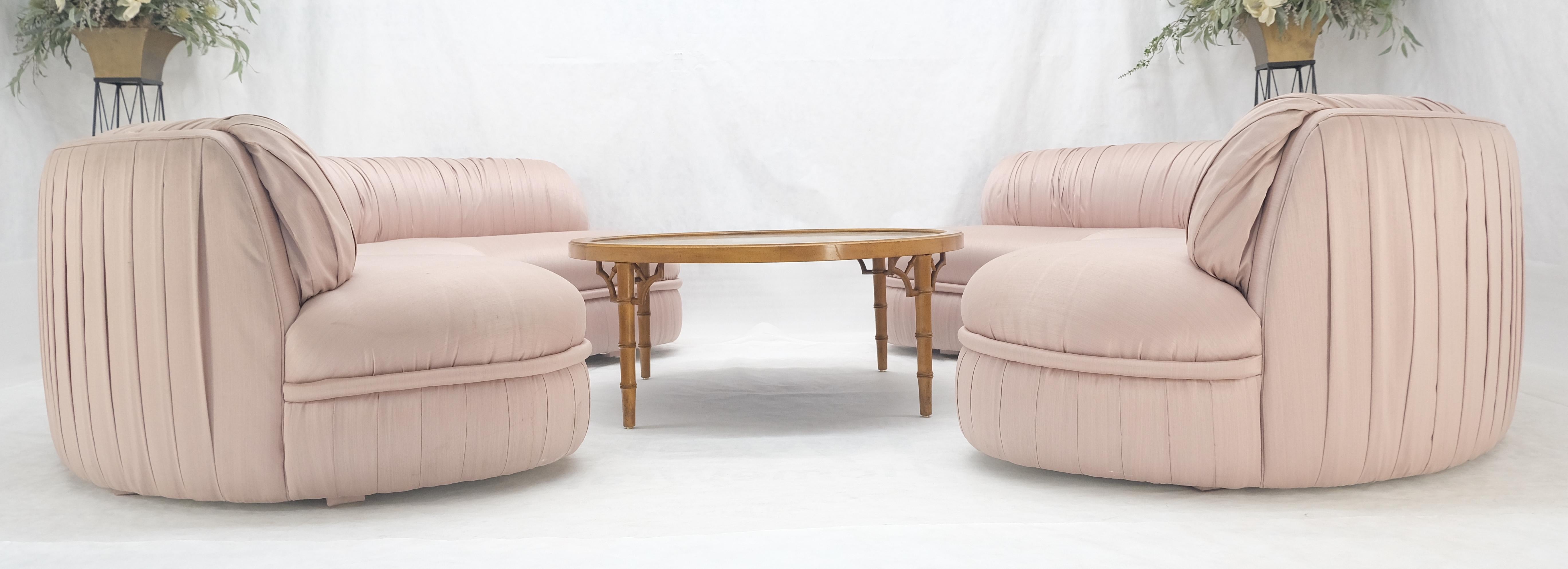 Paire de grands canapés en soie en forme de rein c1970s Custom Design en vente 8