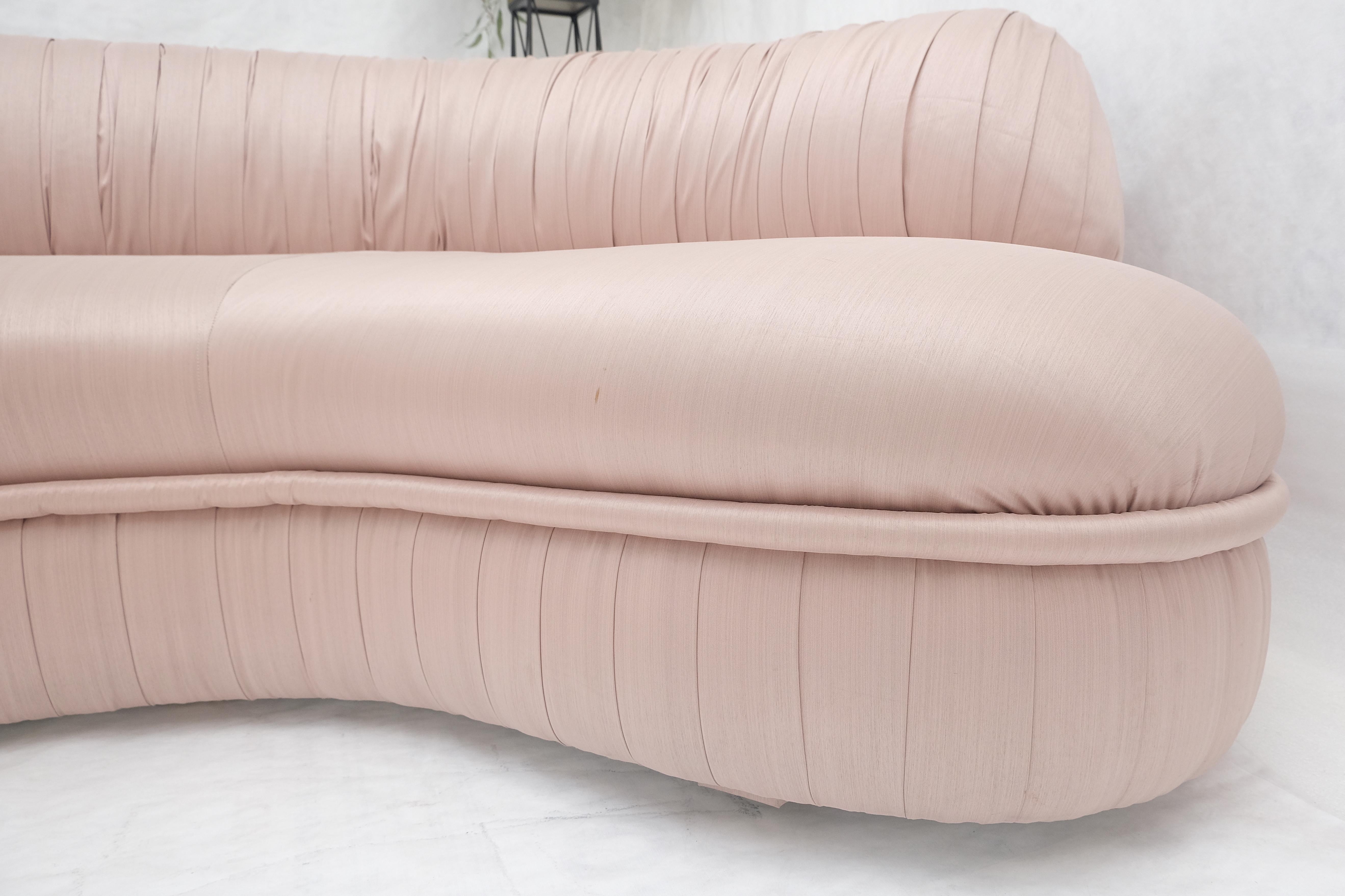 20ième siècle Paire de grands canapés en soie en forme de rein c1970s Custom Design en vente