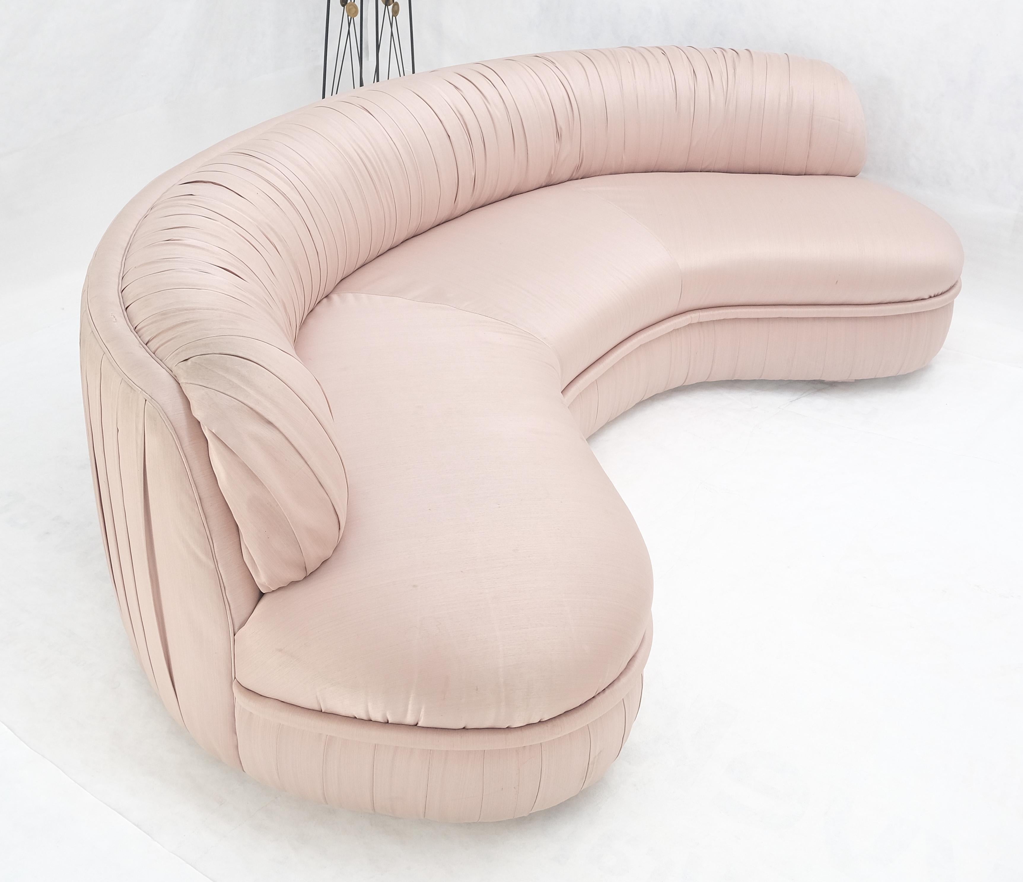 Soie Paire de grands canapés en soie en forme de rein c1970s Custom Design en vente