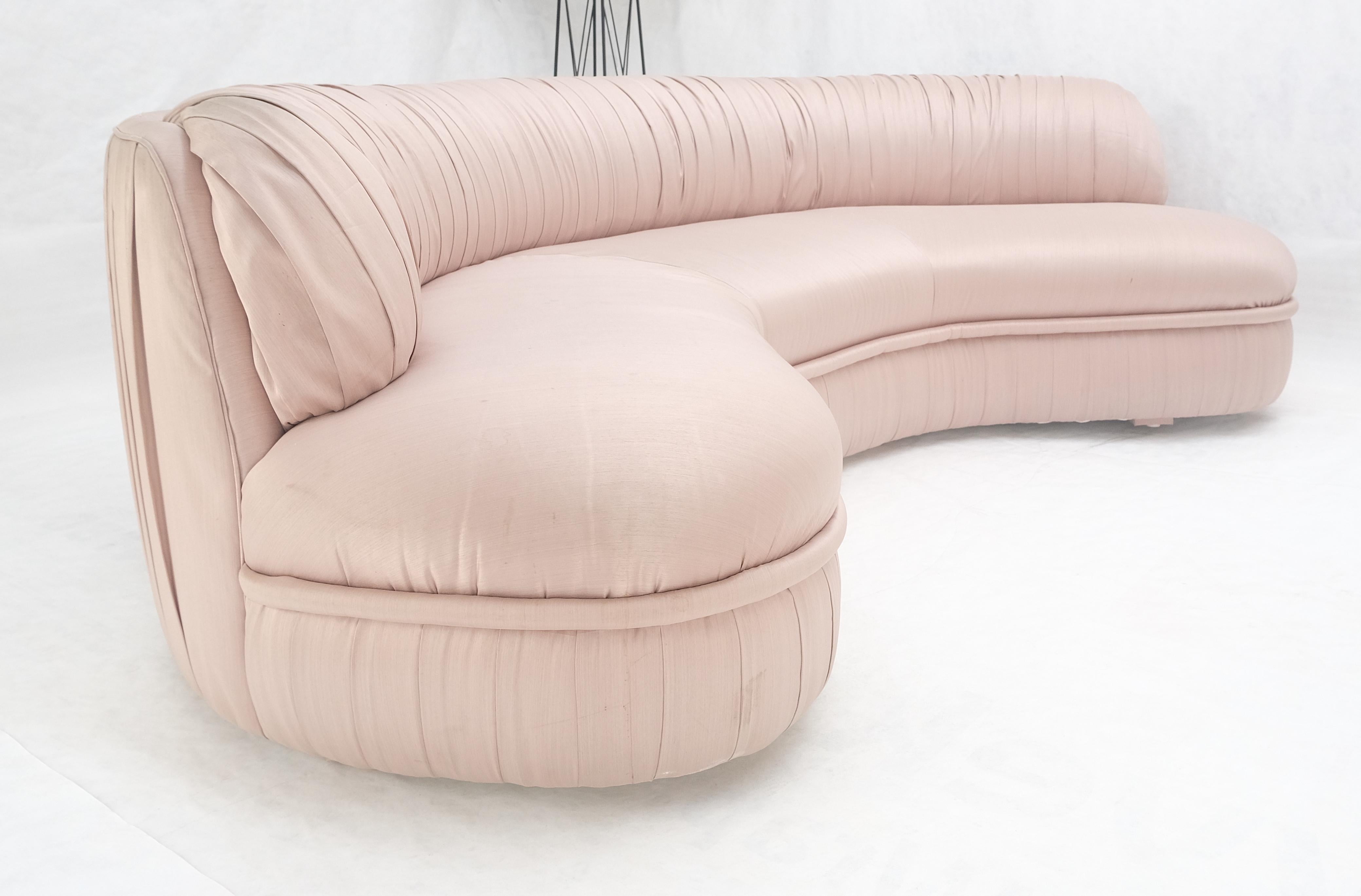 Paire de grands canapés en soie en forme de rein c1970s Custom Design en vente 1