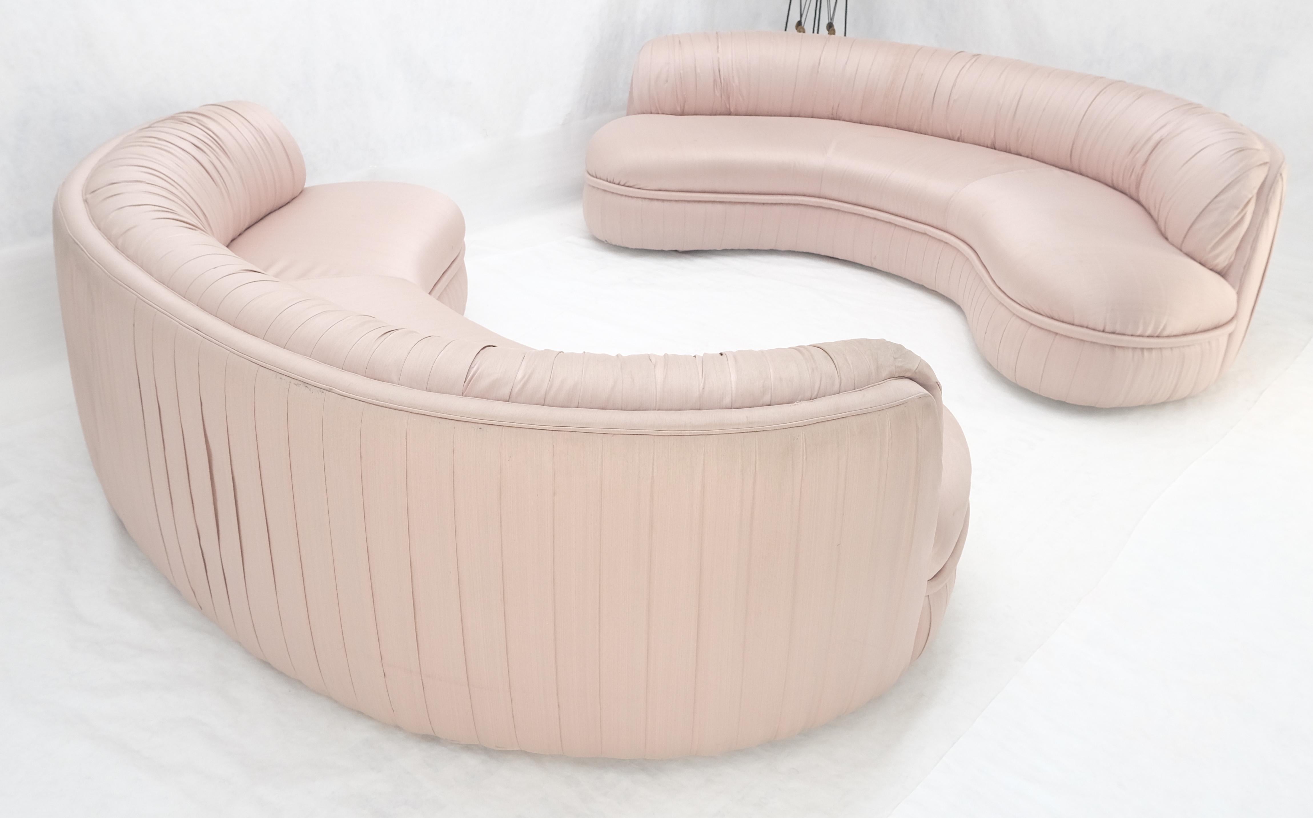 Paire de grands canapés en soie en forme de rein c1970s Custom Design en vente 2