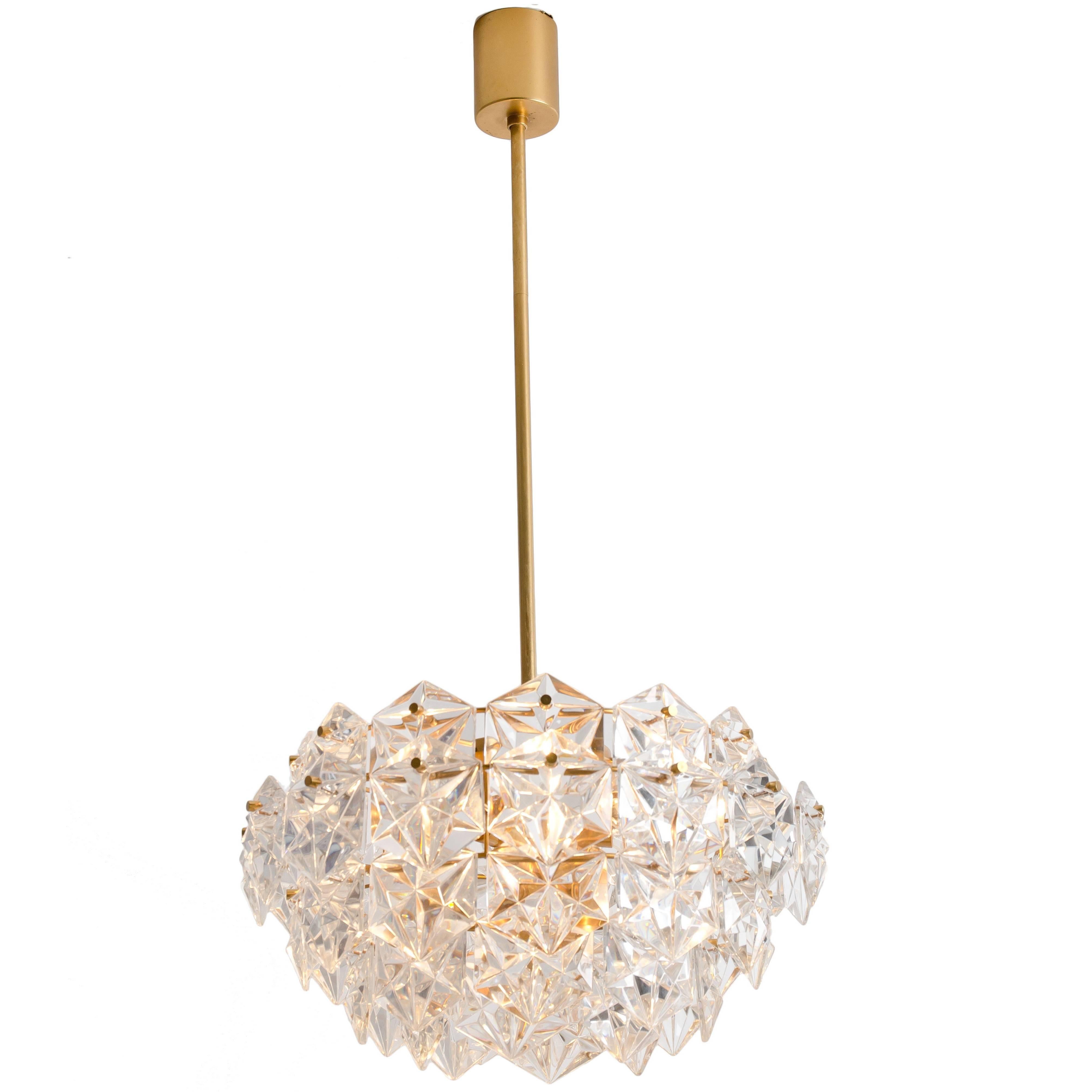 XX secolo Coppia di grandi lampadari a 5 piani in metallo dorato e cristallo di Kinkeldey, anni '70 in vendita
