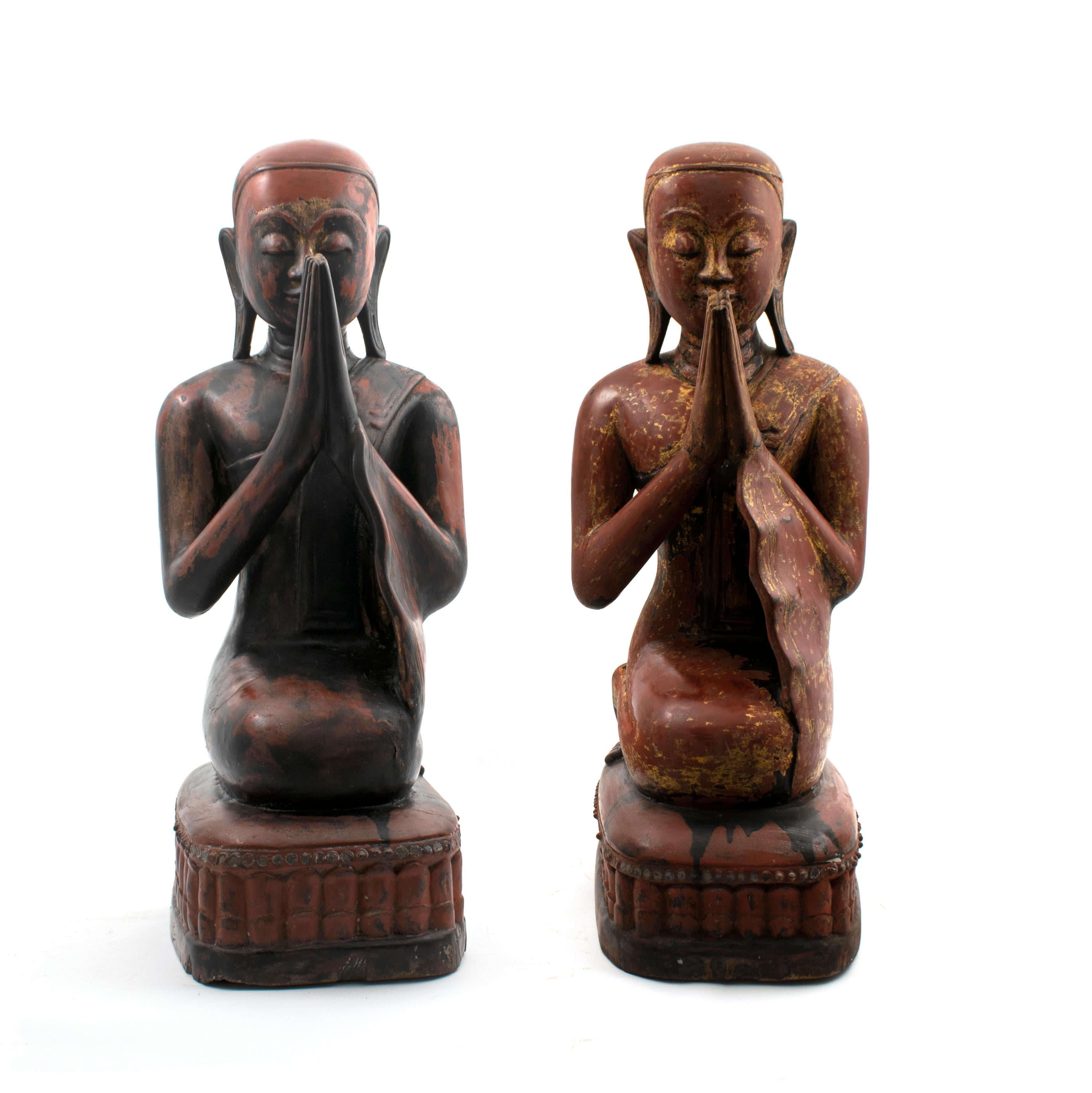 Rare pair of large kneeling monks in the position of prayer/meditation.
Red and black lacquered Burmese teak wood with remnants of gold leaf. Untouched original condition with beautiful age-related patina.
Very beautiful with peaceful facial