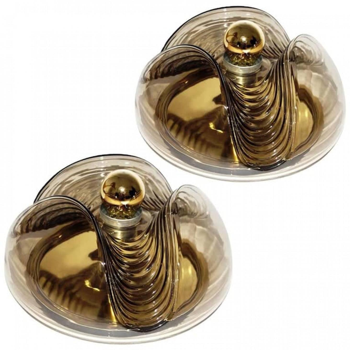 Paire de grandes appliques murales ou encastrées exceptionnelles conçues par Koch & Lowy pour Peill & Putzler dans les années 1970. L'abat-jour en verre fumé avec une forme de bulle moulée ondulée ou nervurée projette une lumière ondulée étonnante