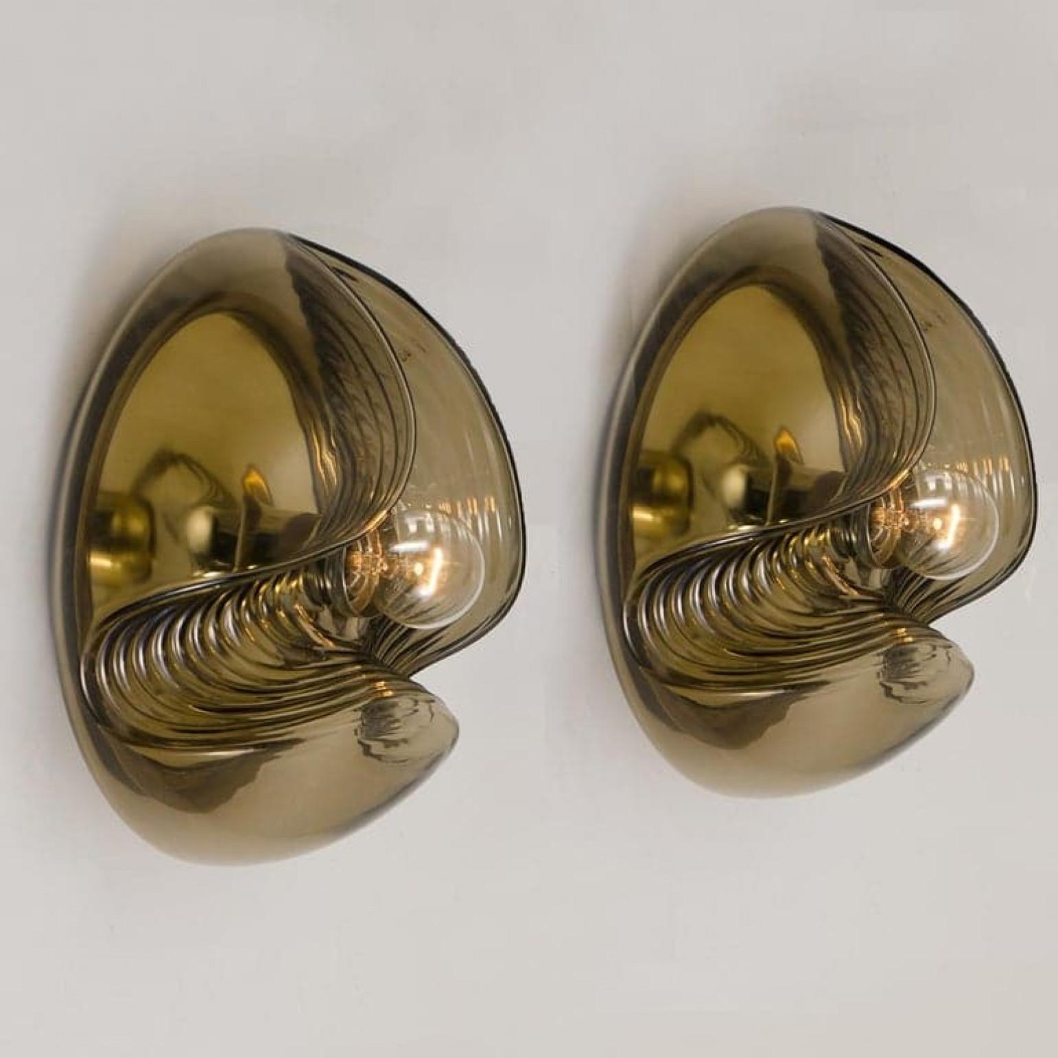 Fin du 20e siècle Paire de grandes appliques murales Koch and Lowy en verre fumé par Peill Putzler en vente