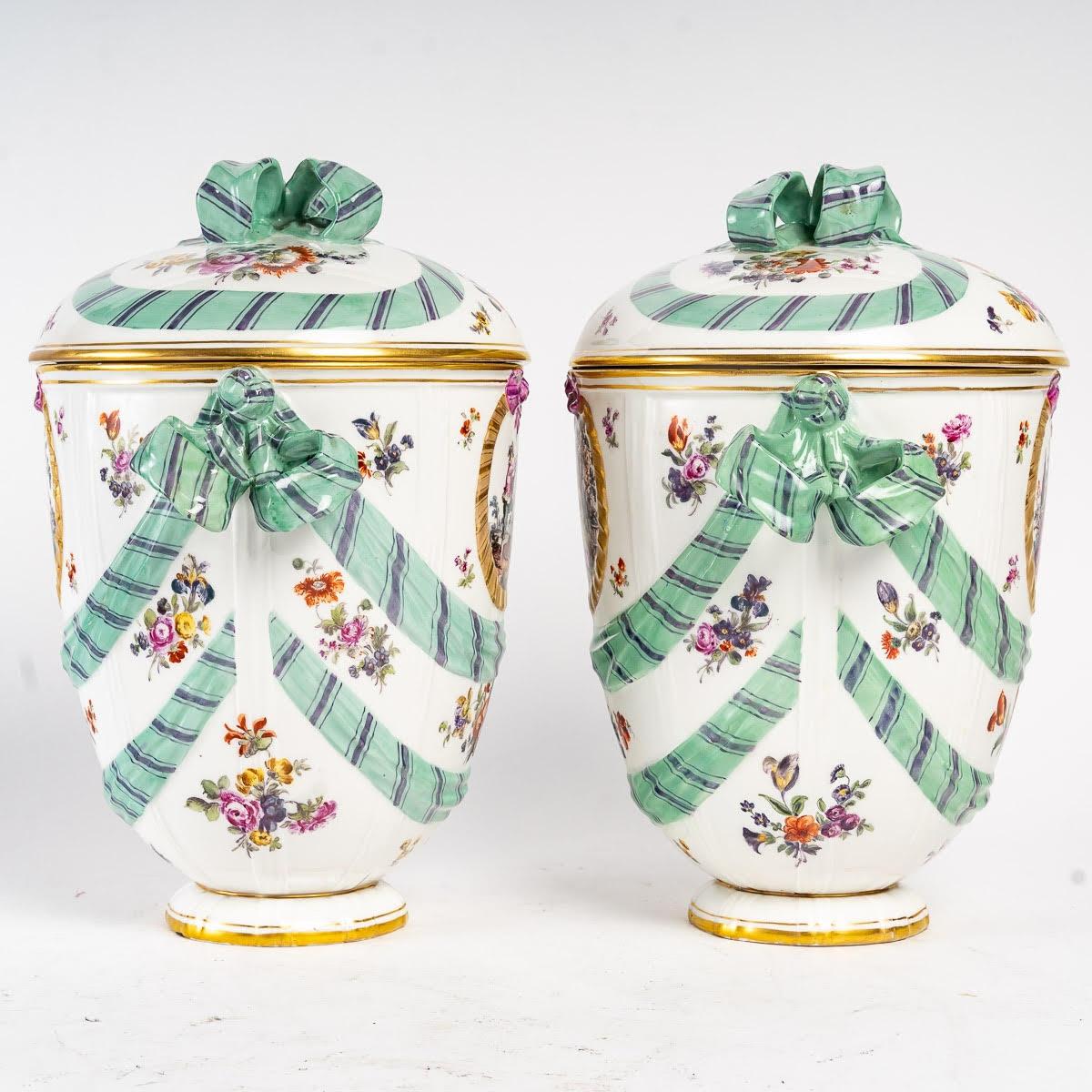 Paire de grands pots couverts en porcelaine KPM, 19e siècle. en vente 4