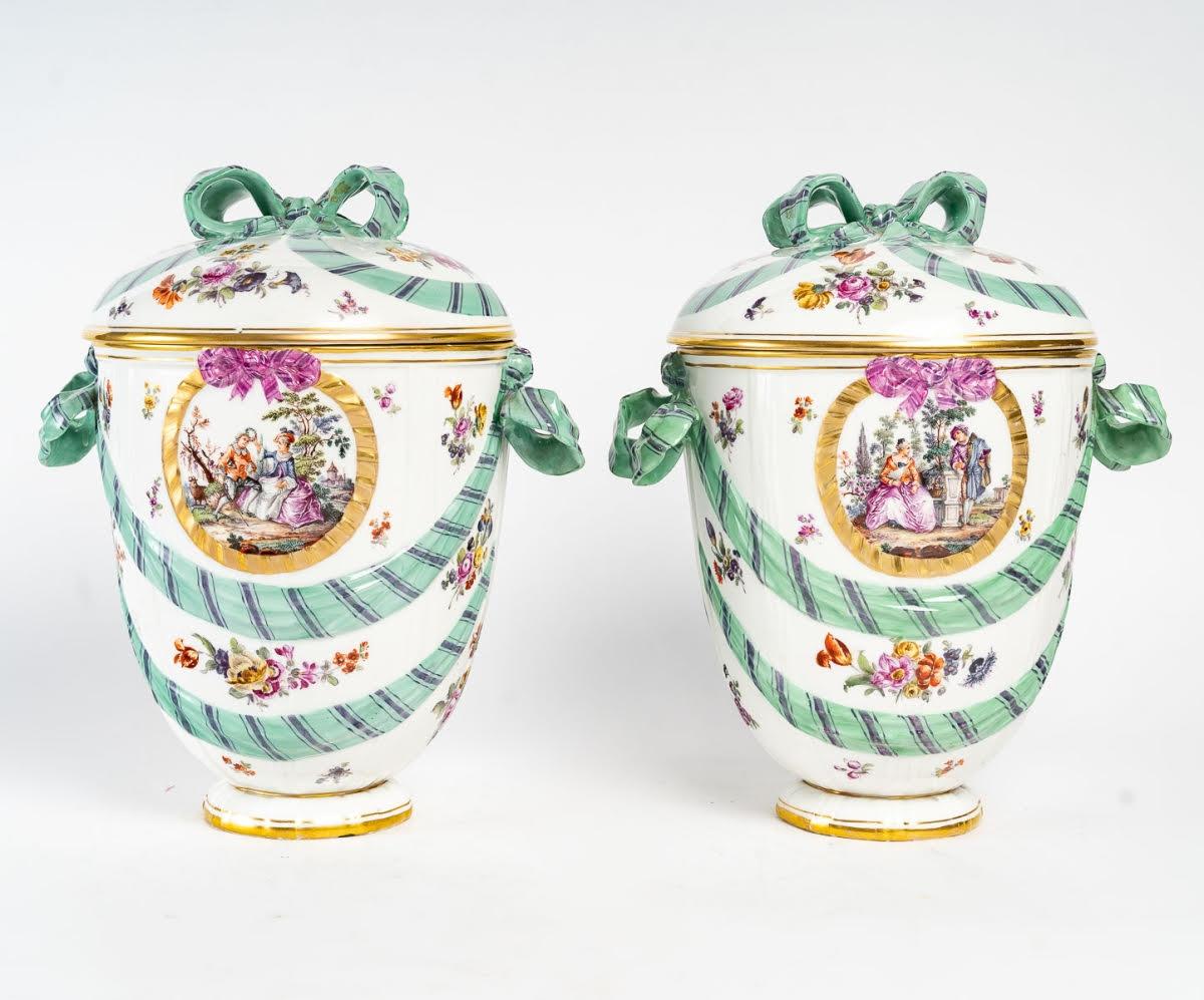 Paire de grands pots couverts en porcelaine KPM, 19e siècle. en vente 6