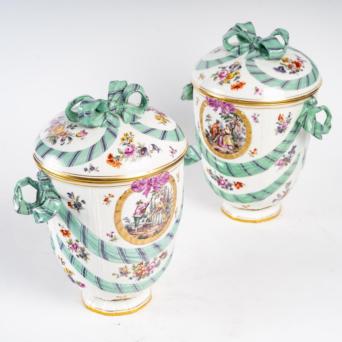 Paire de grands pots couverts en porcelaine KPM, 19e siècle. Bon état - En vente à Saint-Ouen, FR