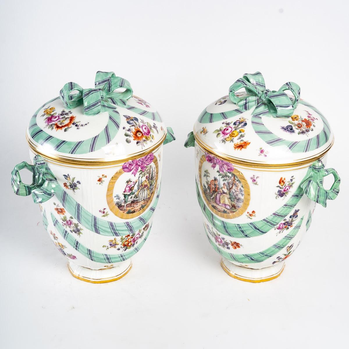 Porcelaine Paire de grands pots couverts en porcelaine KPM, 19e siècle. en vente