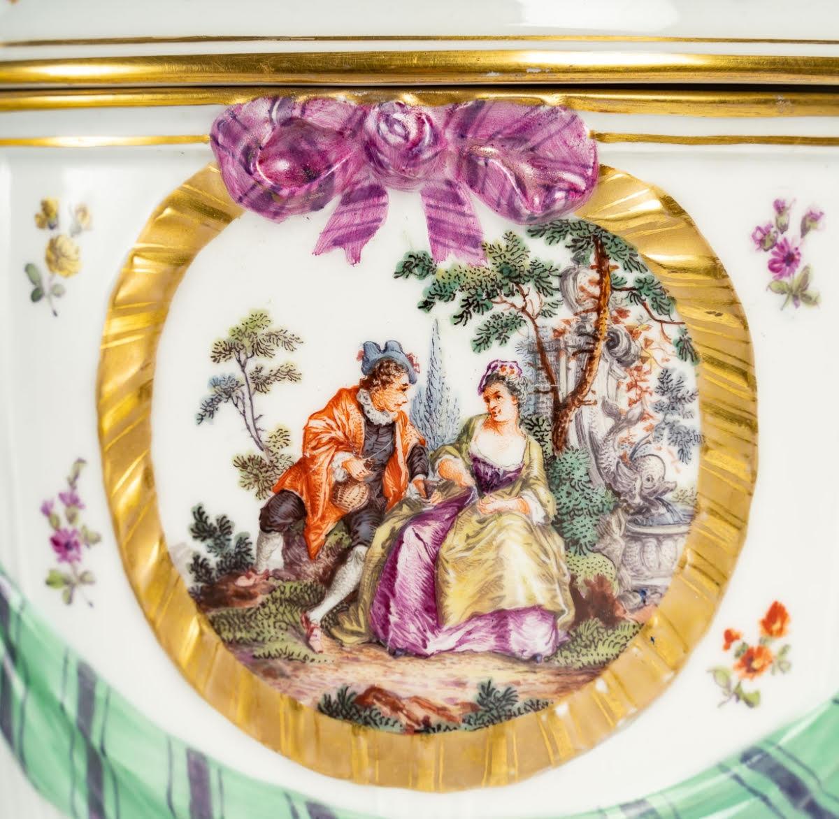 Paire de grands pots couverts en porcelaine KPM, 19e siècle. en vente 1