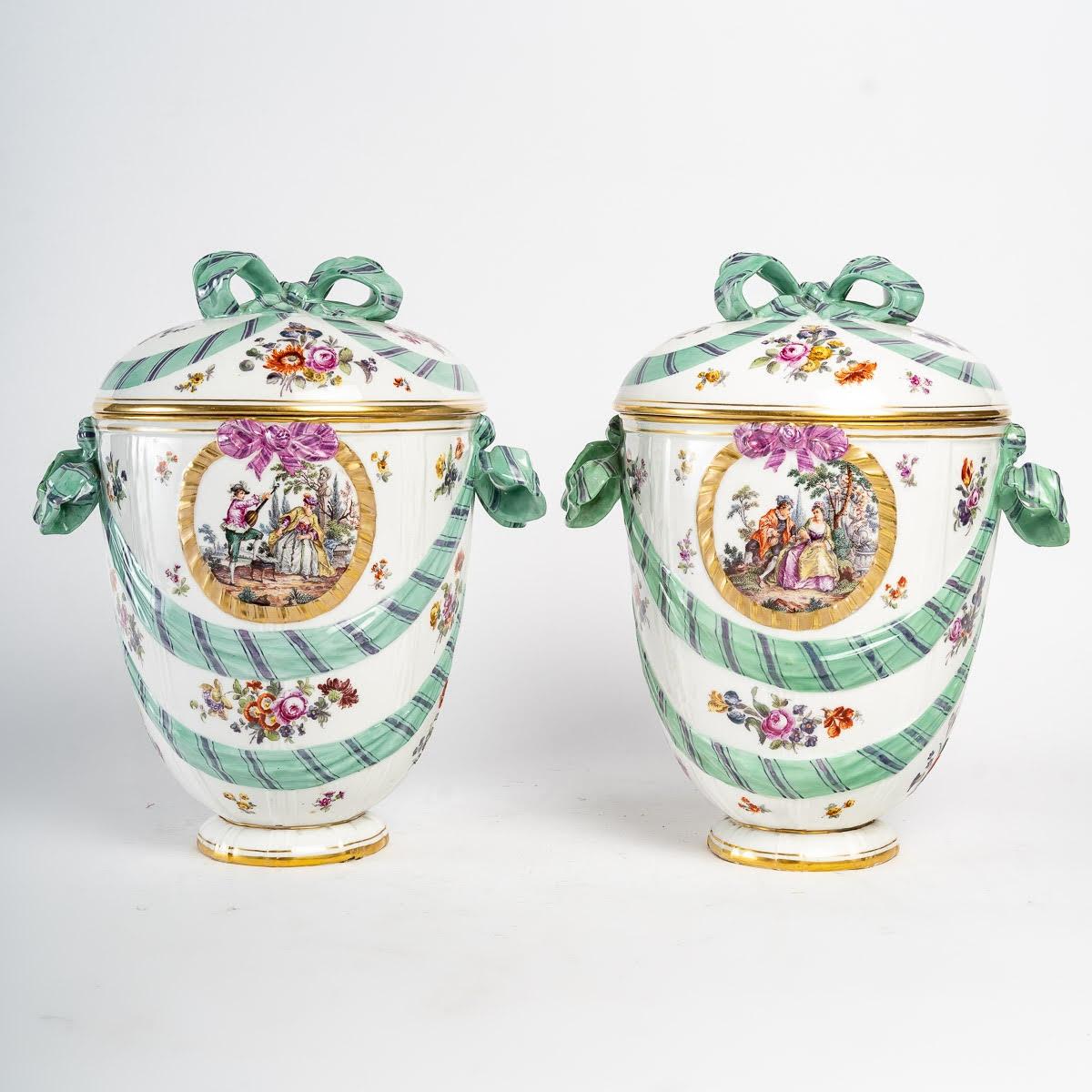 Paire de grands pots couverts en porcelaine KPM, 19e siècle. en vente 2
