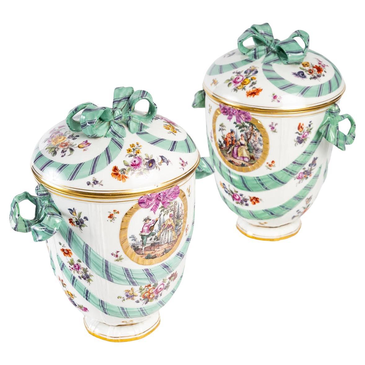 Paire de grands pots couverts en porcelaine KPM, 19e siècle.