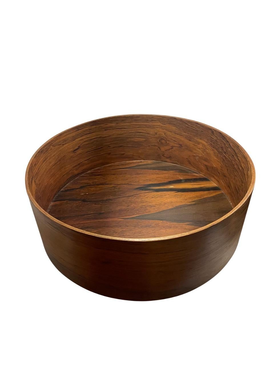 Ensemble de 2 grands bols/assiettes en bois de Jacaranda/Rose par Torsten Johansson pour AB Formträ. 

Mesures :
Base : 32x11 CM
Dessus : 32x6 CM
