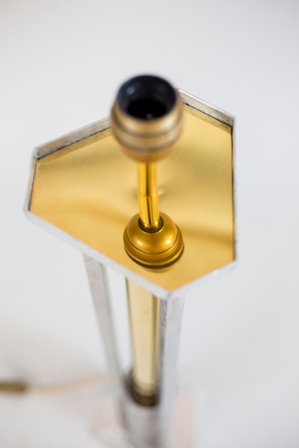 Postmoderno Coppia di grandi lampade in alluminio fuso e bronzo dorato, anni '70 in vendita