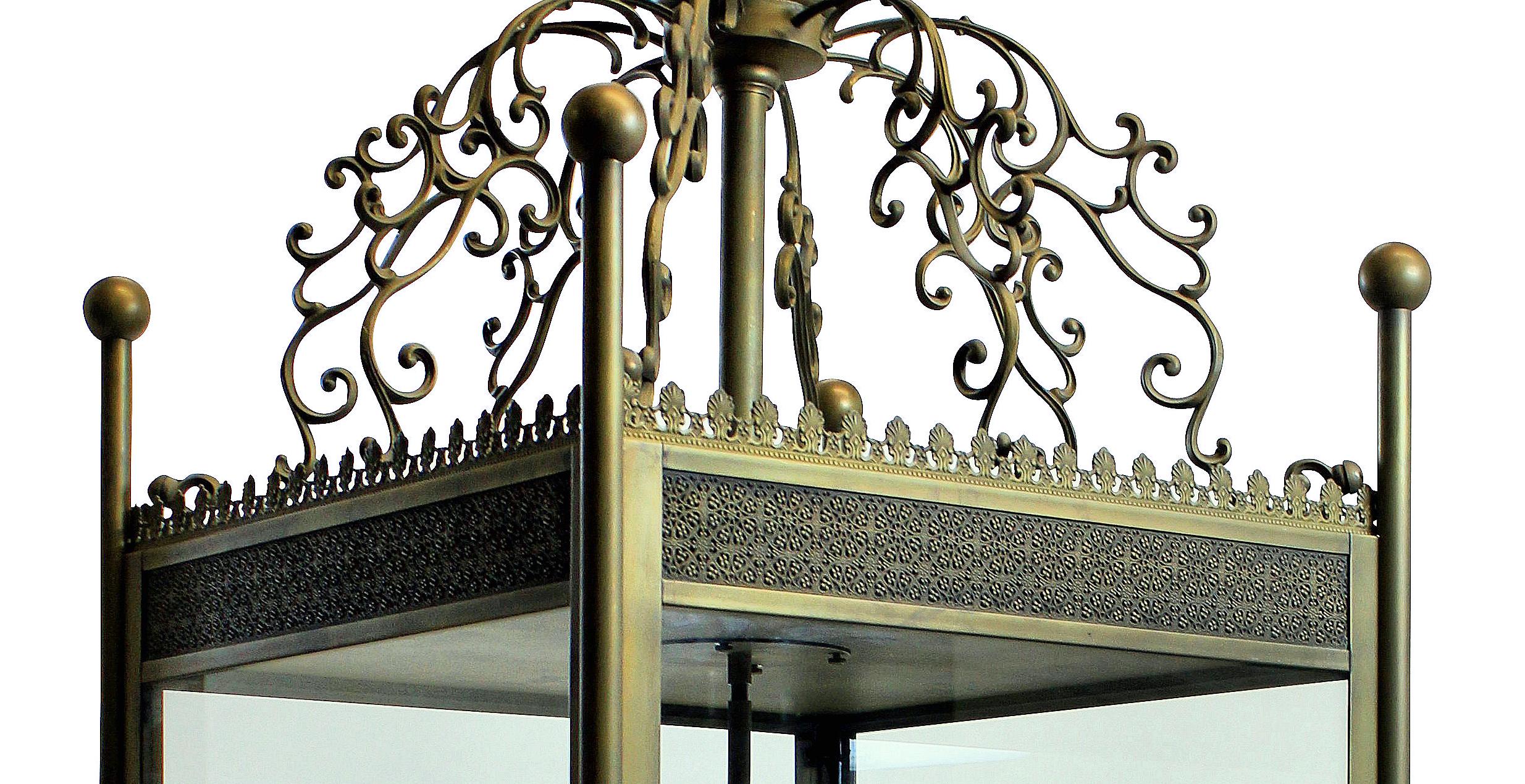 Paire de grandes lanternes conçues pour l'hôtel St. Pancras, Londres Bon état - En vente à London, GB