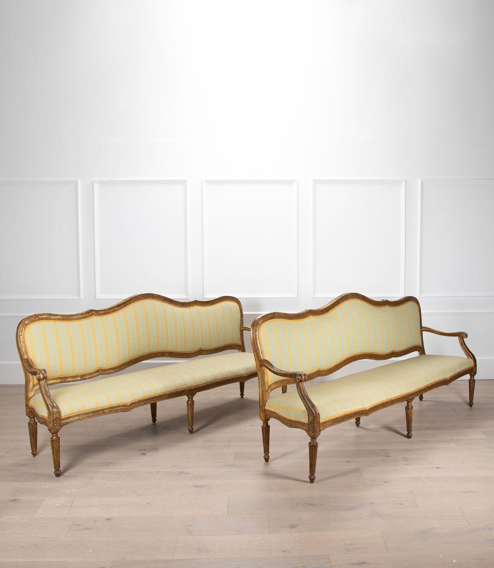 Impressionnante paire de canapés italiens en bois doré de la fin du XVIIIe siècle.
Ces canapés sont de beaux exemples de design italien néoclassique. La traverse de tête est de forme serpentine et ces courbes se poursuivent sous une forme plus sobre