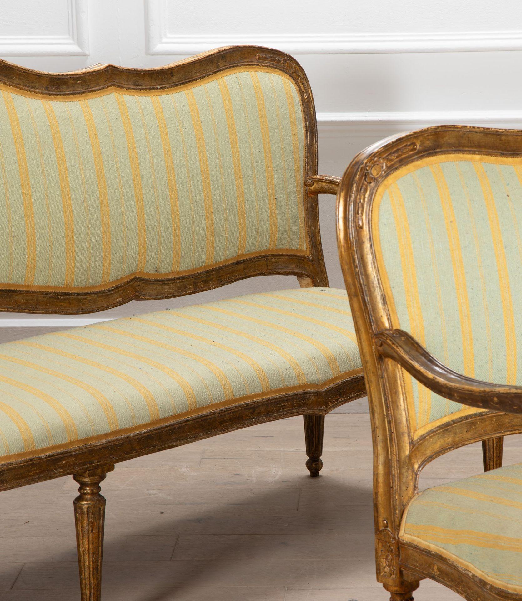 Tissu d'ameublement Paire de grands canapés italiens en bois doré de la fin du XVIIIe siècle en vente