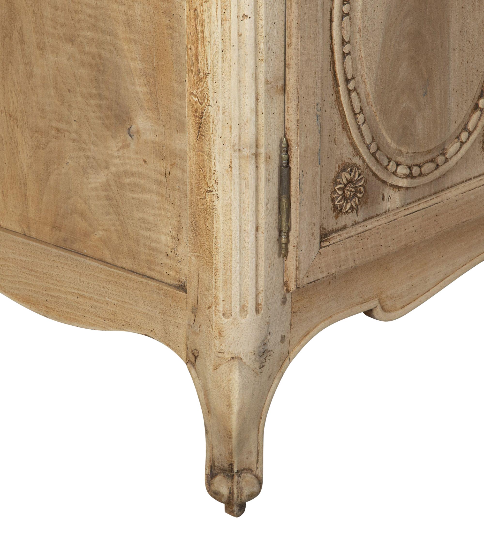 Pair of Large Late 19th Century French Bleached Cabinets In condizioni buone in vendita a Tetbury, Gloucestershire