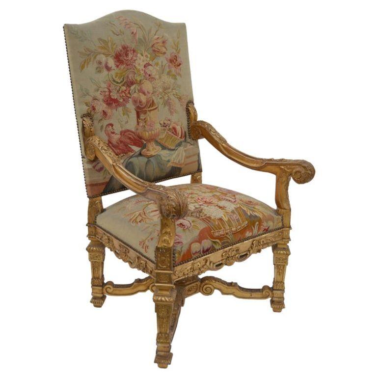 Français Paire de grands fauteuils en noyer doré de style néoclassique français de la fin du XIXe siècle en vente