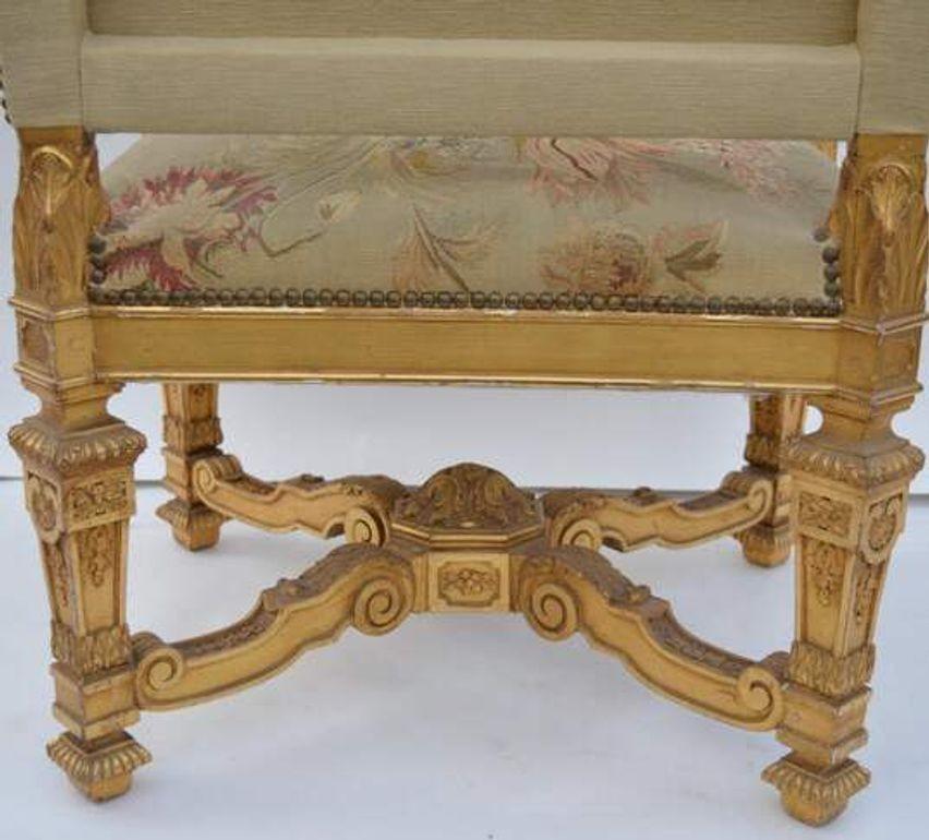 Tissu Paire de grands fauteuils en noyer doré de style néoclassique français de la fin du XIXe siècle en vente