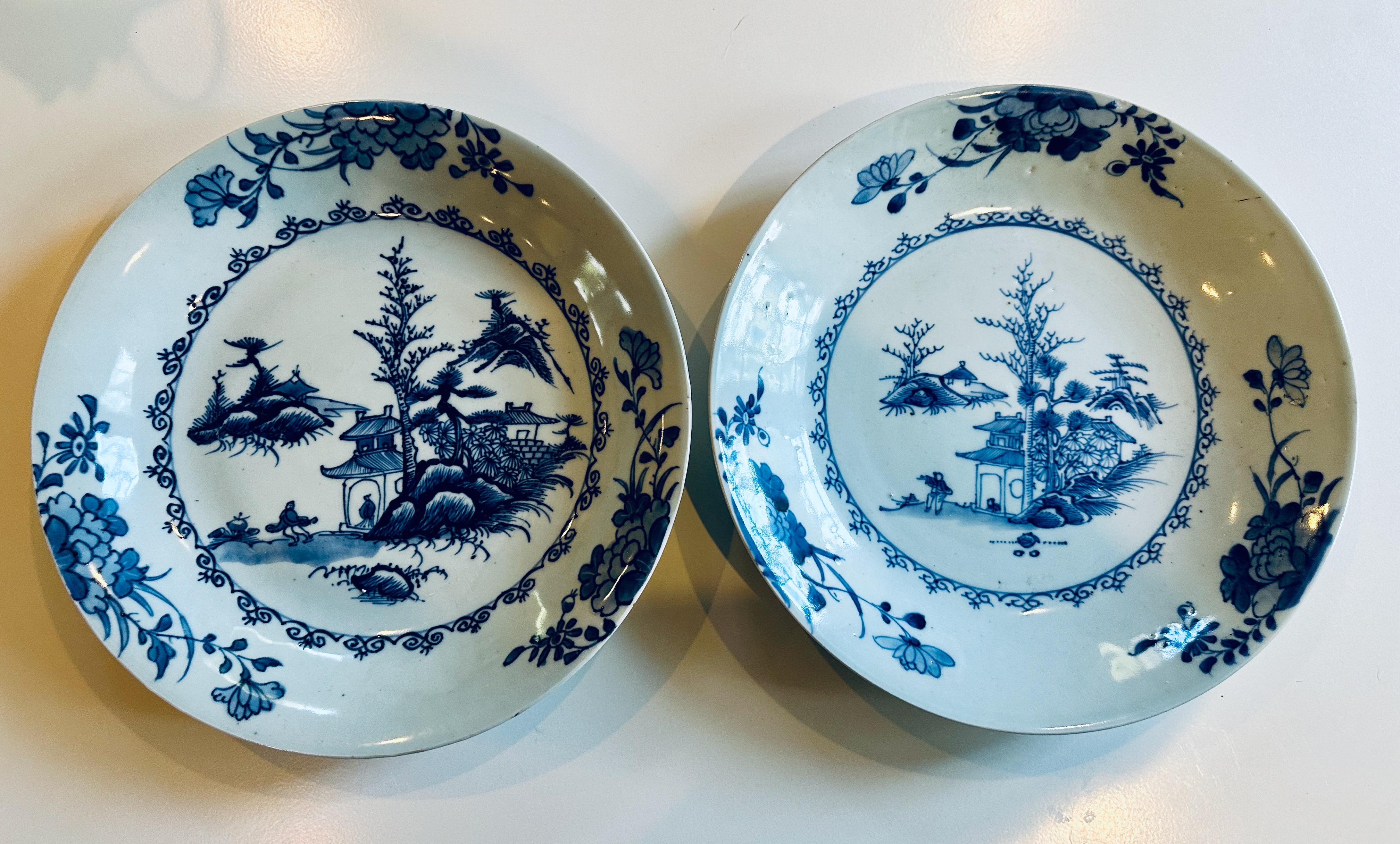 Ein Paar große blau-weiße Teller aus der Qing-Dynastie, die aus der Nanking-Fracht geborgen wurden. Auf dem Wrack eines Schiffes der Niederländischen Ostindien-Kompanie, der Geldermalsen, das 1752 im Südchinesischen Meer gesunken war und 1985