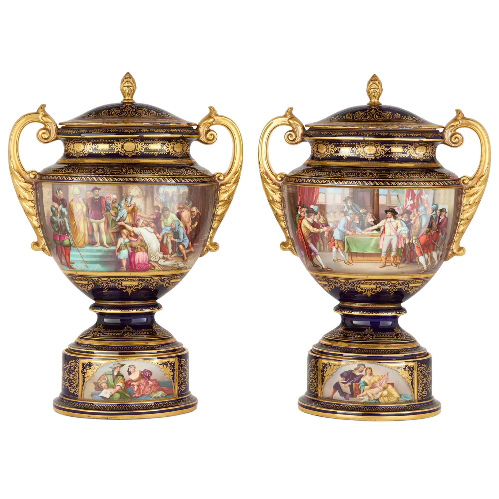 Paar große Deckelvasen aus königlichem Wiener Porzellan 
Österreich, 19. Jahrhundert
Höhe 61cm, Breite 42cm, Tiefe 19cm

Dieses außergewöhnliche Vasenpaar verbindet eine faszinierende Form mit einem prächtigen bemalten Dekor.

Die beiden Vasen haben