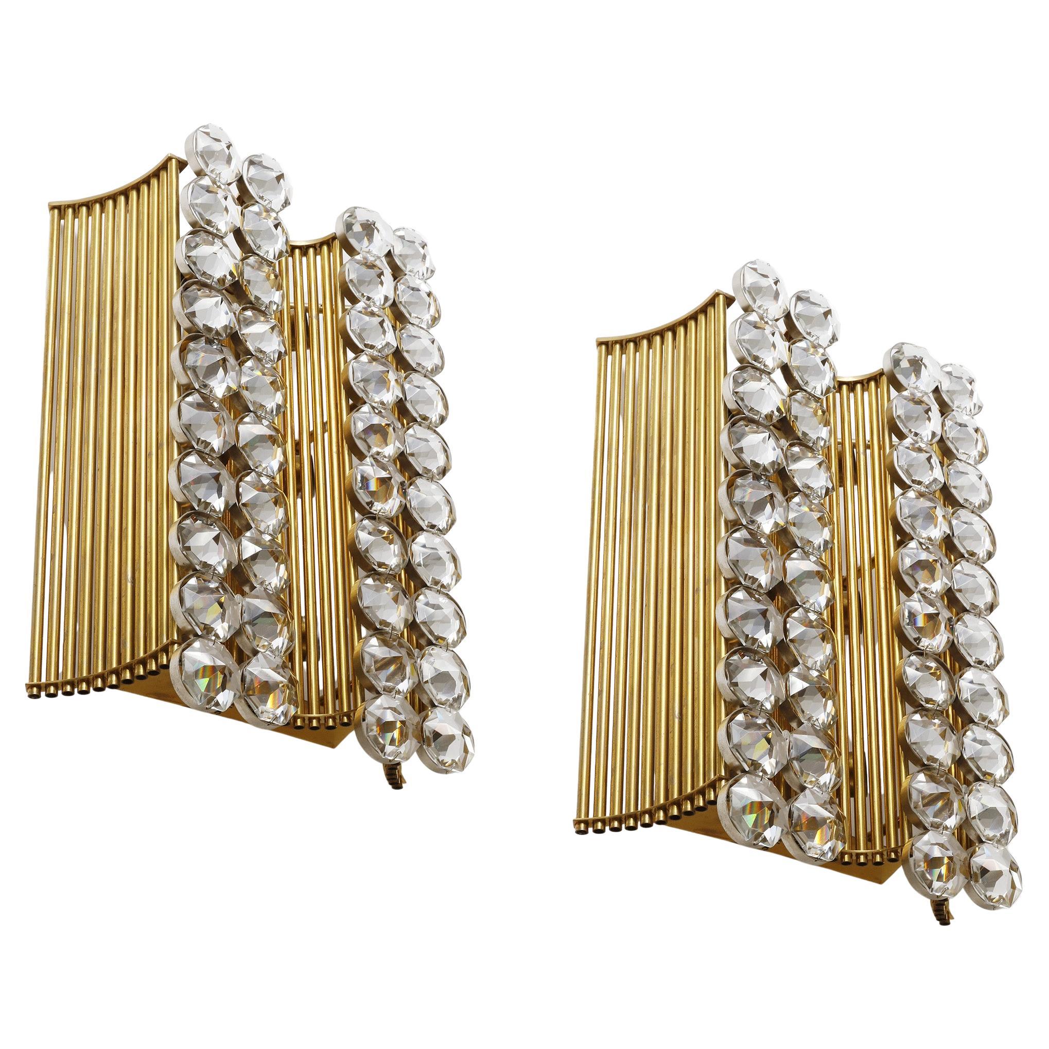 Pareja de grandes y espectaculares apliques de J. & L. Lobmeyr, Austria, Viena, fabricados a mediados de siglo, crica 1975.
Sólo unas pocas de estas lámparas eran piezas a medida para el vestíbulo del Hotel Hilton de Viena. 
El Hotel Hilton fue