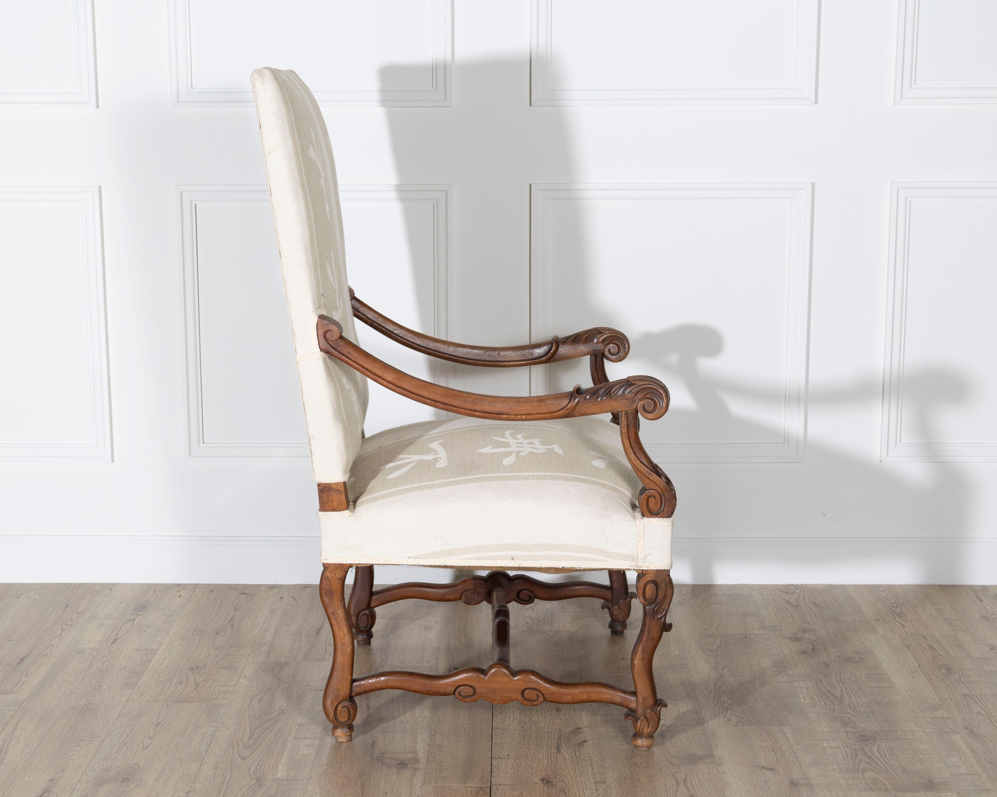 Coppia di grandi poltrone in stile Luigi XIII intagliate in Oak in vendita 4