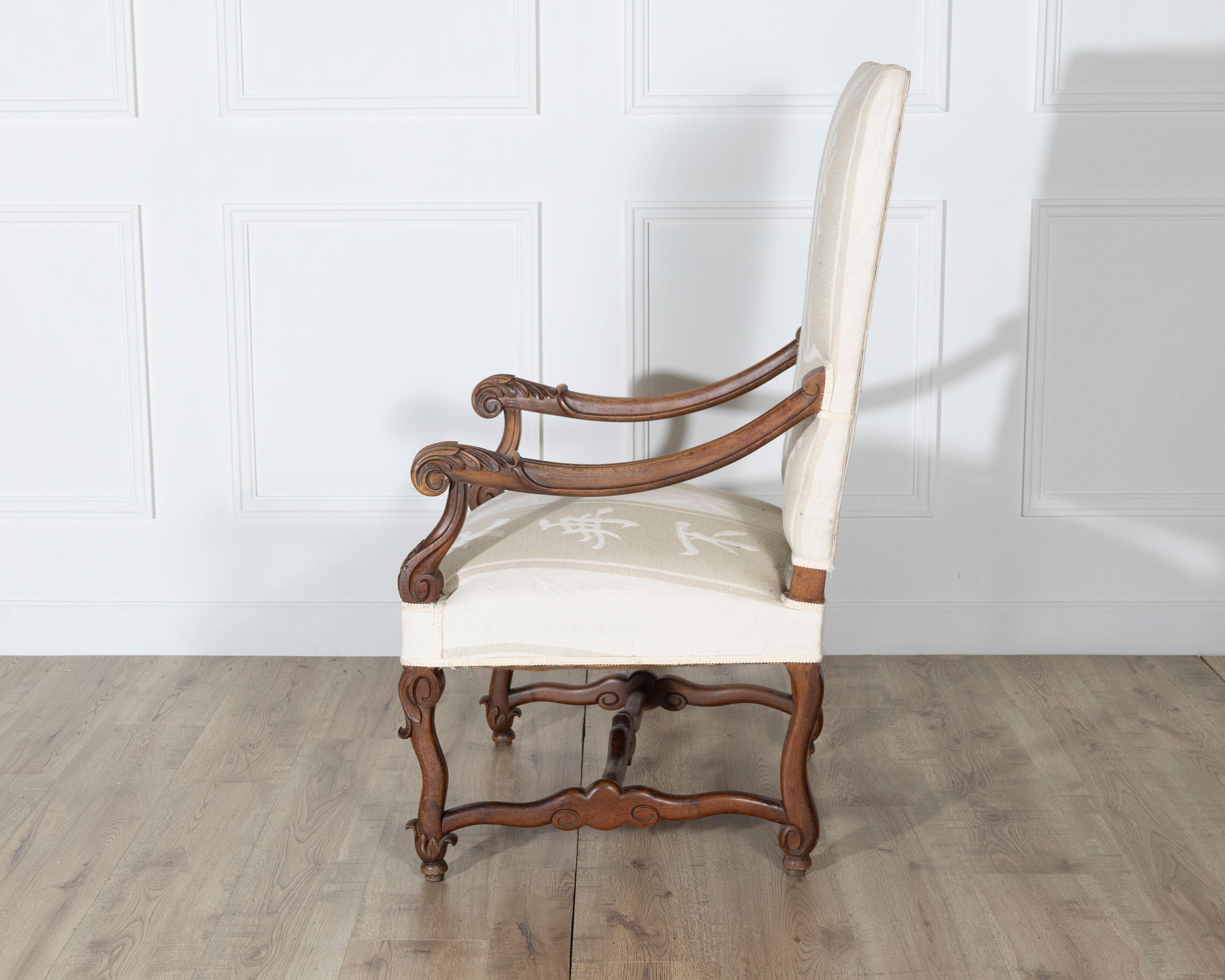Coppia di grandi poltrone in stile Luigi XIII intagliate in Oak in vendita 6