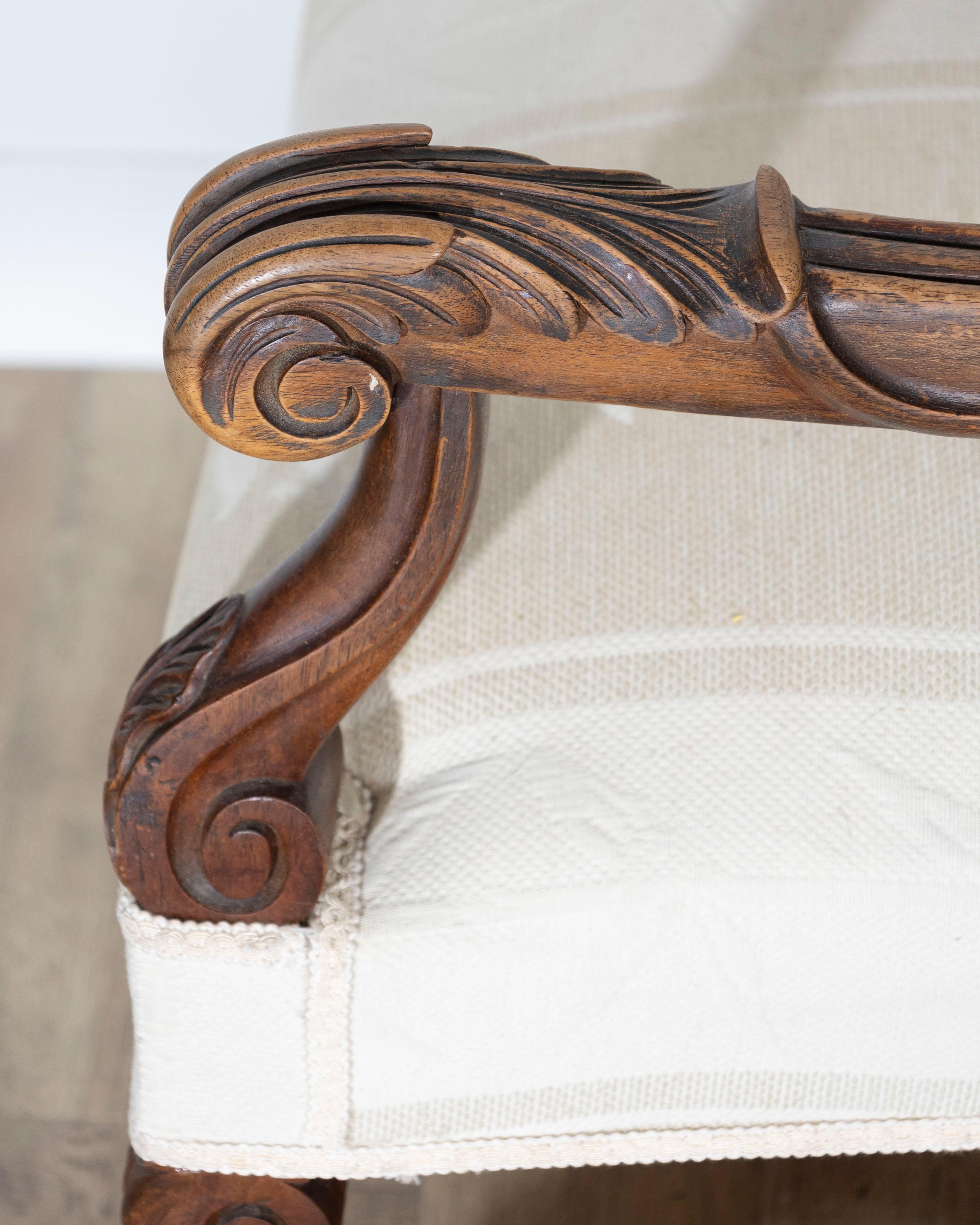 Coppia di grandi poltrone in stile Luigi XIII intagliate in Oak In condizioni buone in vendita a Atlanta, GA
