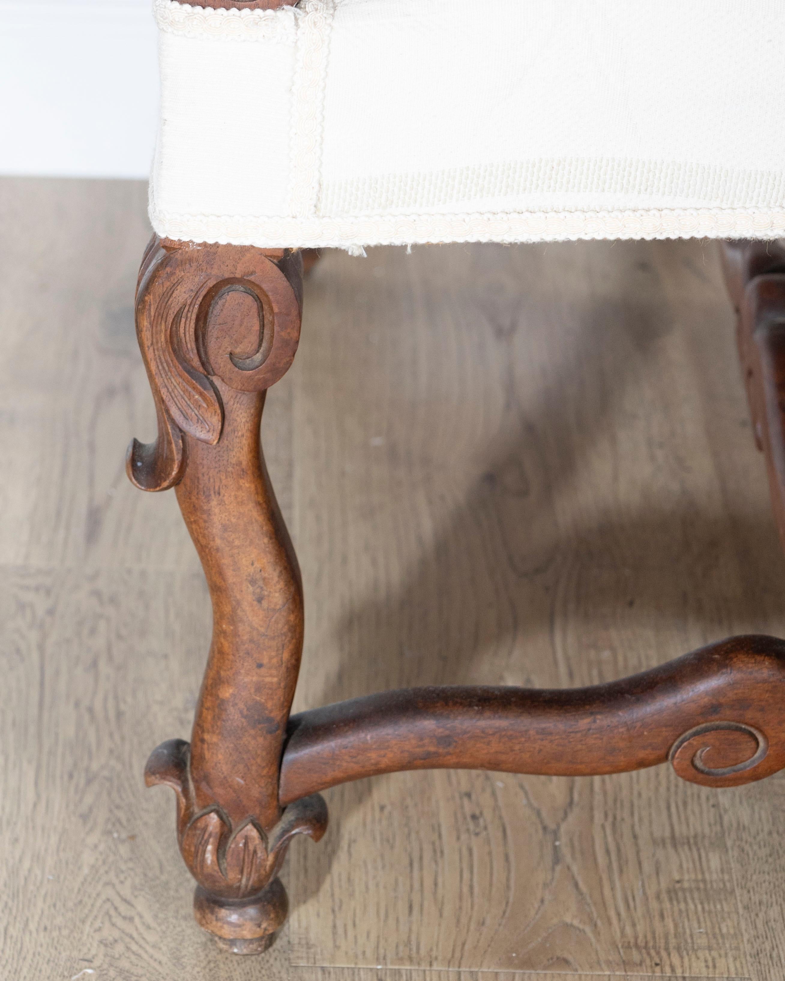 XX secolo Coppia di grandi poltrone in stile Luigi XIII intagliate in Oak in vendita